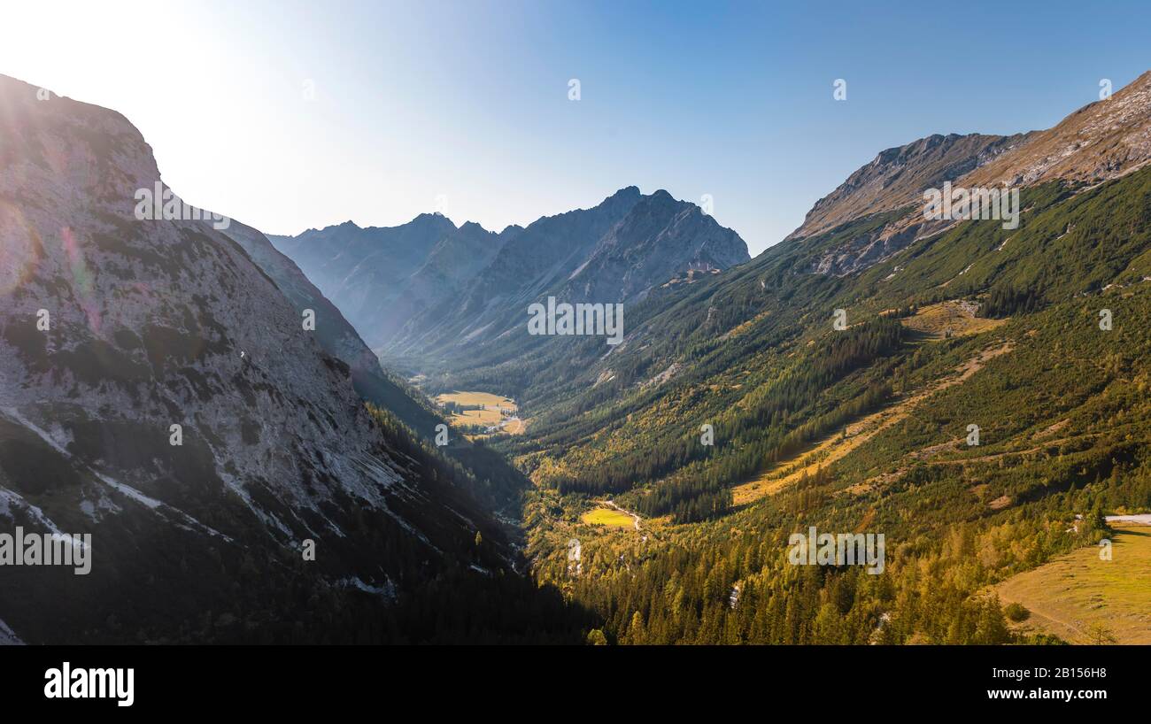 Vue sur la vallée de Karwendel avec les pics de montagne Karwendelspitze et Hochkarspitze, Tyrol, Autriche Banque D'Images