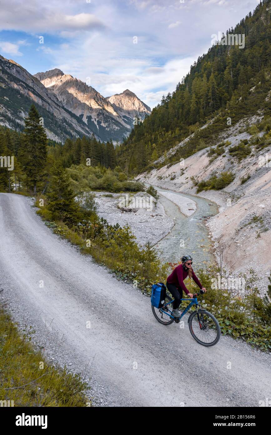 Cycliste cycliste, vélo sur route de gravier, Karwendelbach, vallée de Karwendel, chemin vers le Karwendelhaus, Tyrol, Autriche Banque D'Images