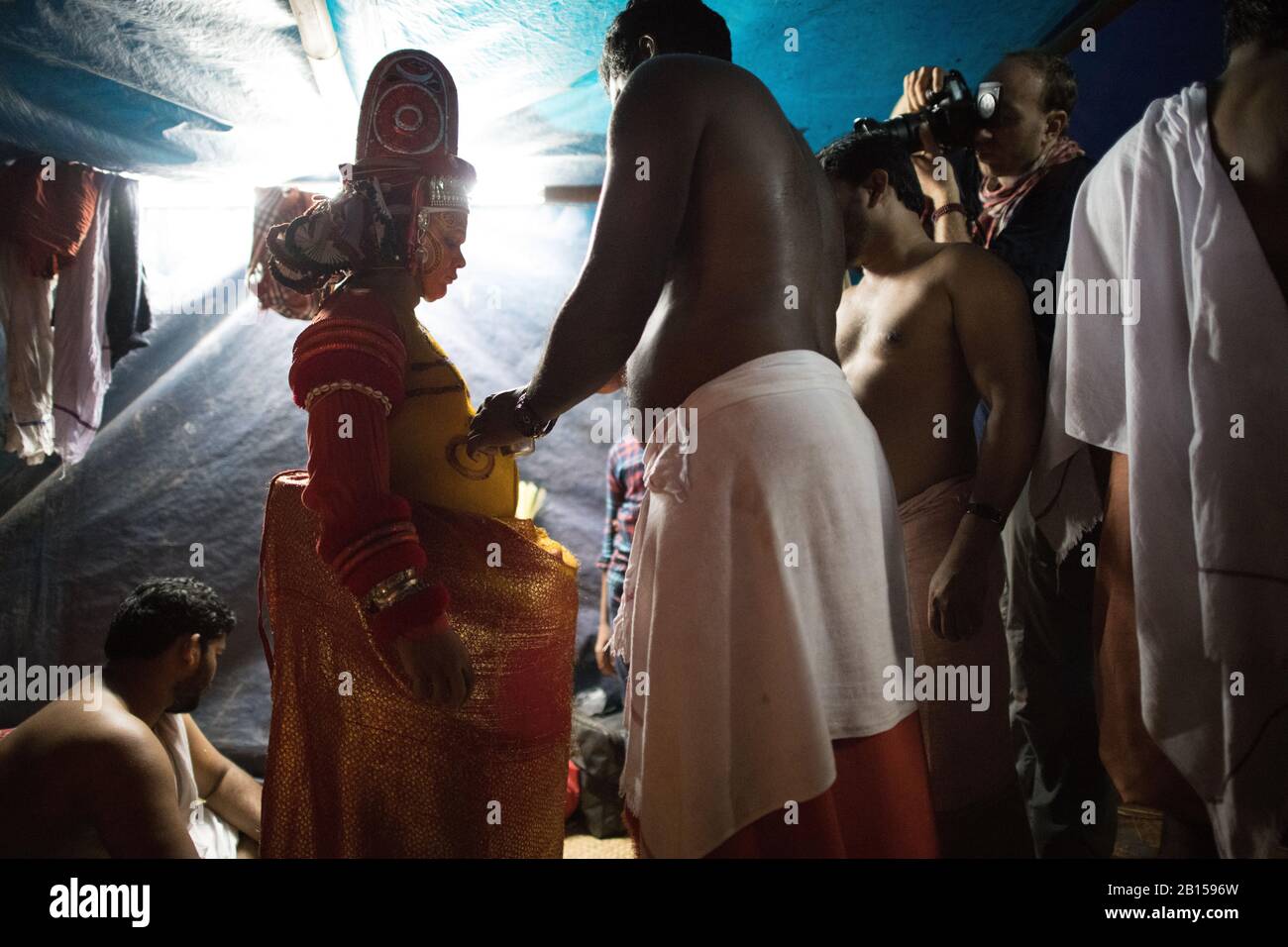 Préparation à la prestation de Theyyam - une forme de culte populaire rituel au Nord du Kerala, près de Kannur, en Inde. Banque D'Images