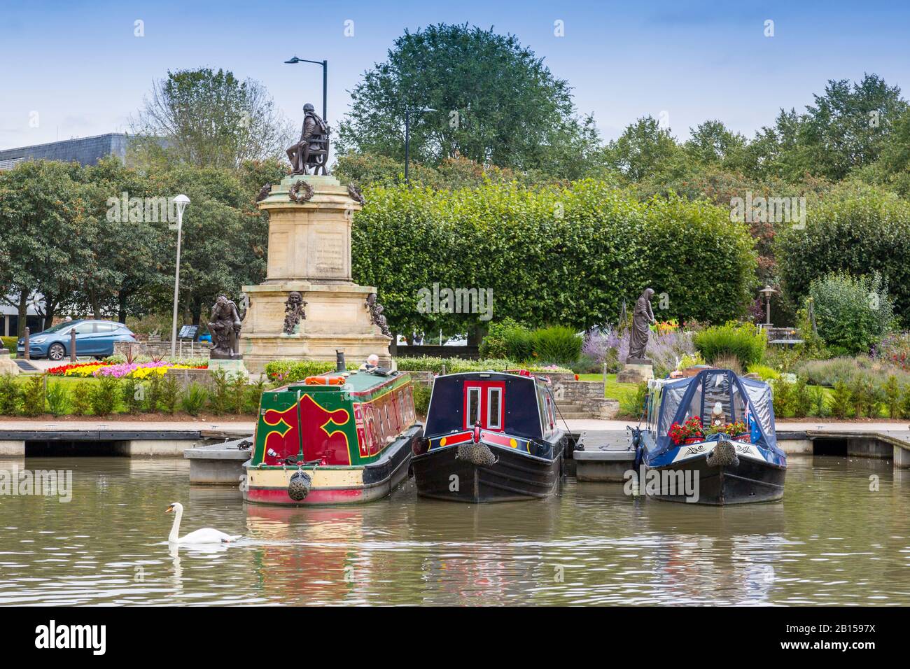 Des barges et des bateaux de longue taille colorés amarrés dans le bassin du canal Stratford upon Avon, sur la rivière Avon, Warwickshire, Angleterre, Royaume-Uni Banque D'Images