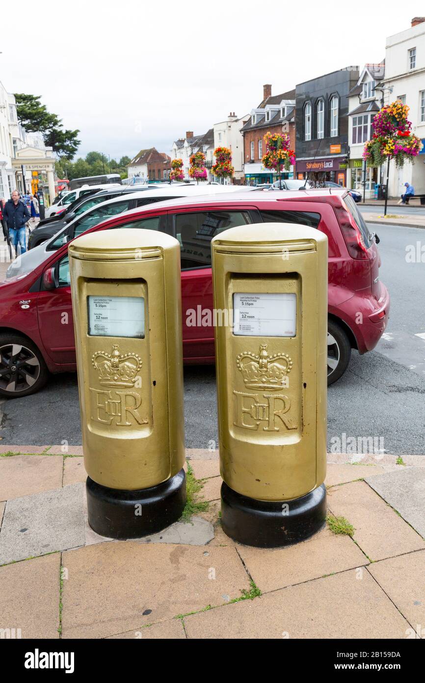 Deux boîtes de postage en or dans Bridge Street, Stratford upon Avon en l'honneur de l'médaillée d'or James Roe de la ville, Warwickshire, Angleterre, Royaume-Uni Banque D'Images