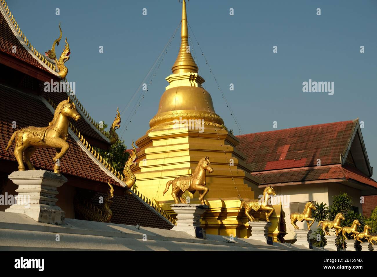 Chiang Mai Thaïlande - quartier du Temple Khuan Kama vue sur la rue Banque D'Images