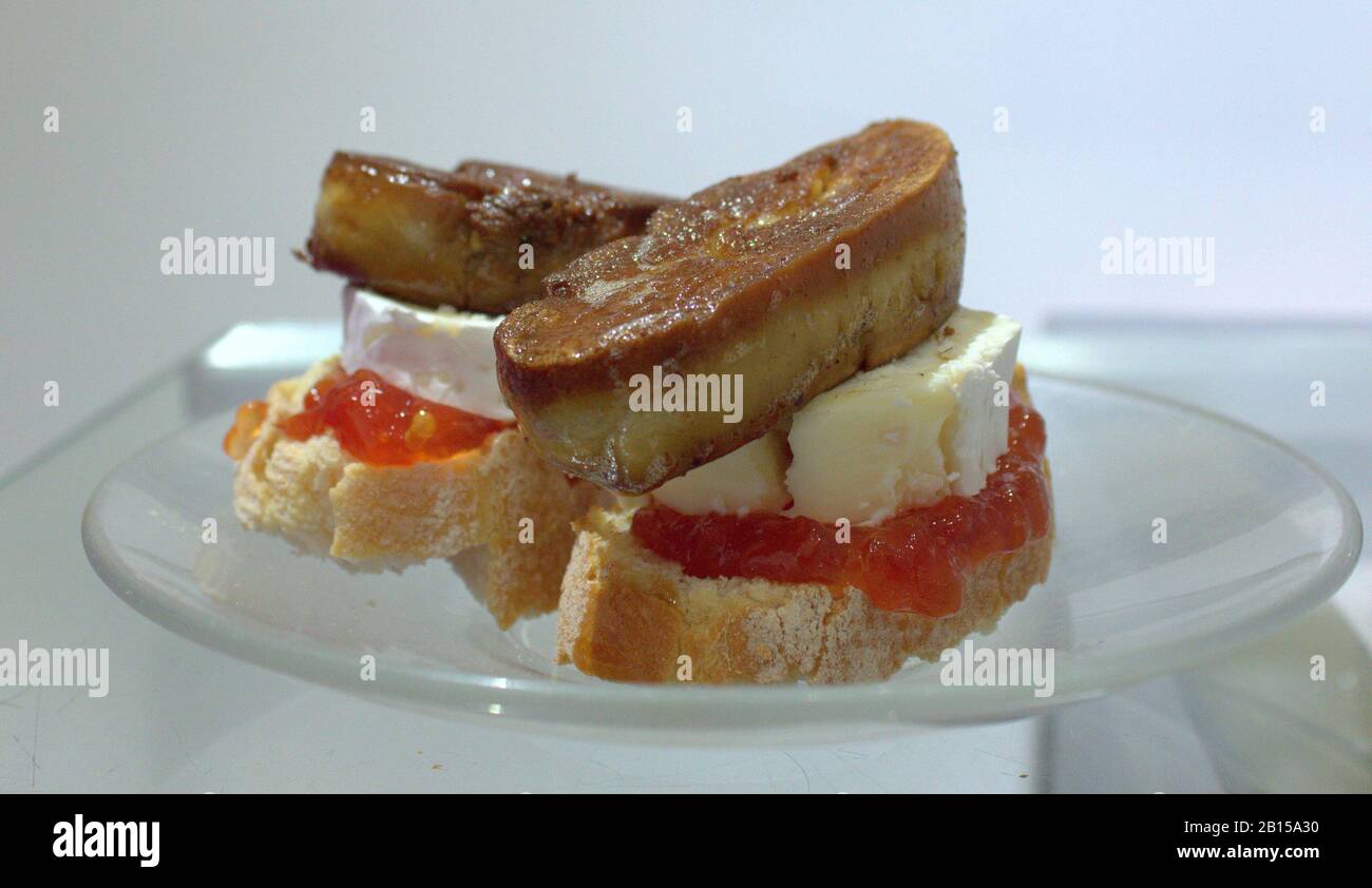 Canapé de foie , queso de cabra y mermelada de tomate. Banque D'Images