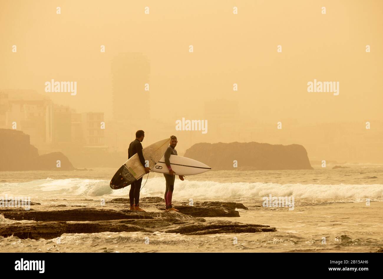 Las Palmas, Grande Canarie, Îles Canaries, Espagne. 23 février 2020. Les surfeurs qui ont connu ces dernières années comme l'une des pires tempêtes de poussière saharienne réduisent la visibilité à 400 mètres à Las Palmas, Et a causé l'annulation de plus de 200 flighs le samedi comme de la poussière et du sable soufflant sur des vents forts de la couvertures Sahara Gran Canaria ainsi que d'autres îles Canaries. Crédit: Alan Dawson/Alay Live News Banque D'Images