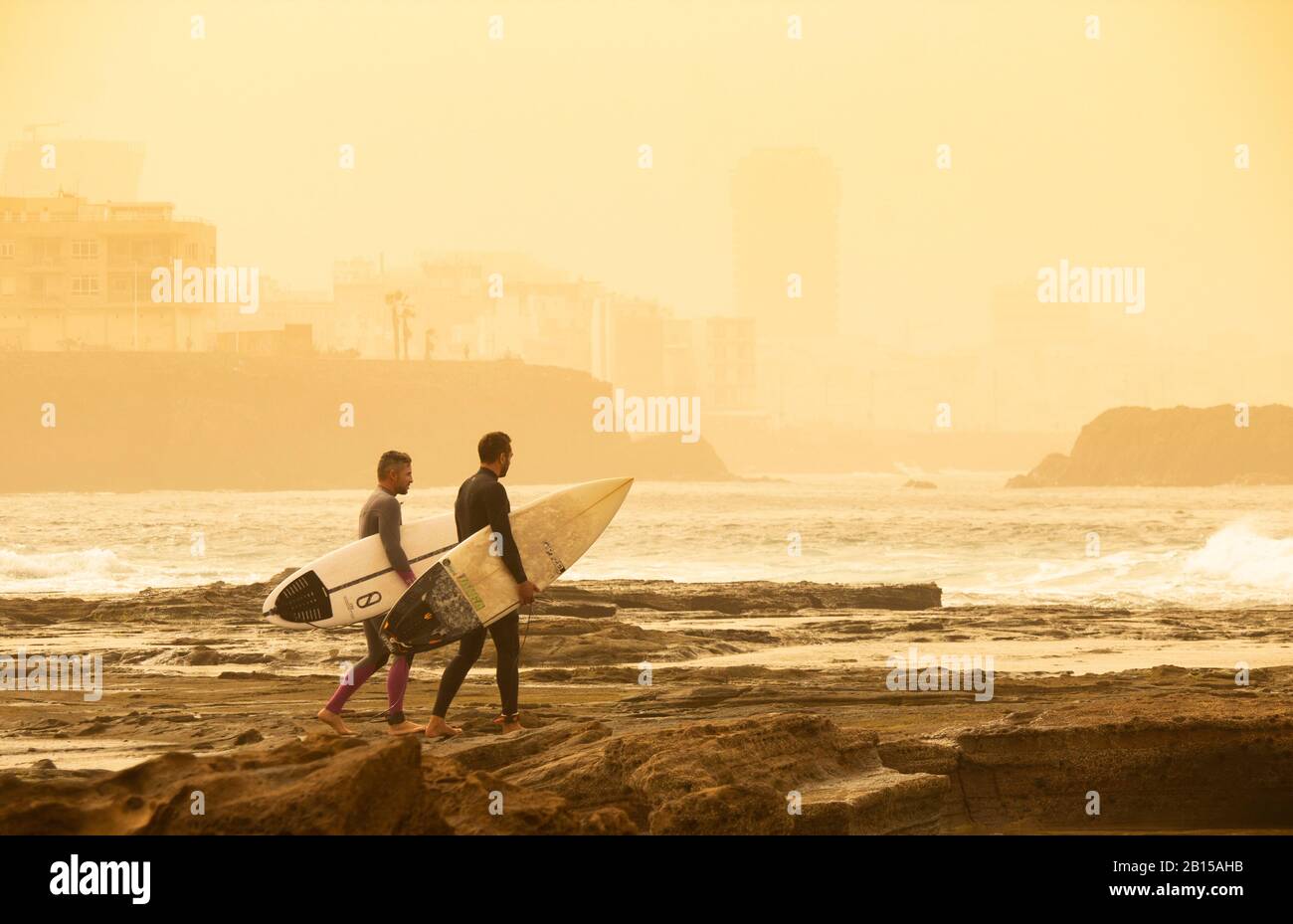 Las Palmas, Grande Canarie, Îles Canaries, Espagne. 23 février 2020. Les surfeurs qui ont connu ces dernières années comme l'une des pires tempêtes de poussière saharienne réduisent la visibilité à 400 mètres à Las Palmas, Et a causé l'annulation de plus de 200 flighs le samedi comme de la poussière et du sable soufflant sur des vents forts de la couvertures Sahara Gran Canaria ainsi que d'autres îles Canaries. Crédit: Alan Dawson/Alay Live News Banque D'Images