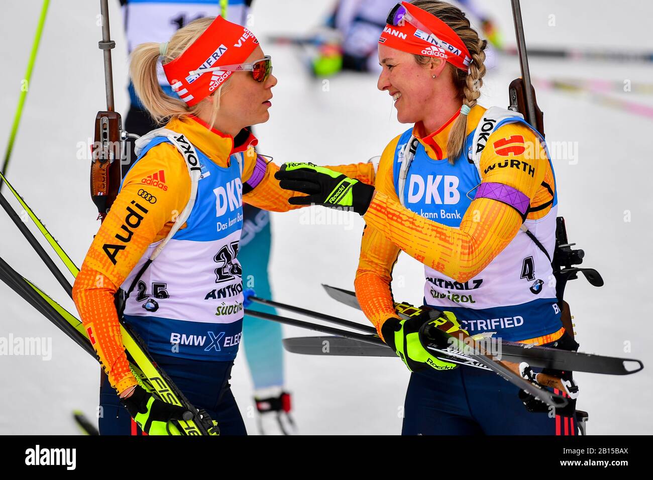 Antholz, Italie. 23 février 2020. Biathlon : Championnat du monde/coupe du monde, démarrage en masse 12,5 km, femmes. Karolin Horchler (l) d'Allemagne et Denise Herrmann d'Allemagne se parlent derrière la ligne d'arrivée. Crédit: Hendrik Schmidt/Dpa/Alay Live News Banque D'Images