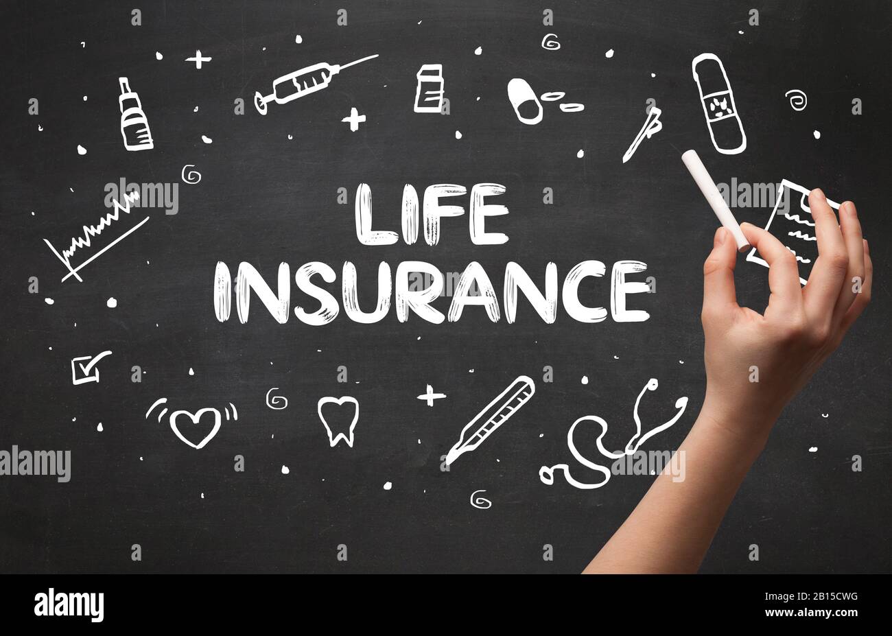 Dessin à la main l'inscription d'assurance-vie avec craie blanche sur tableau noir, concept médical Banque D'Images