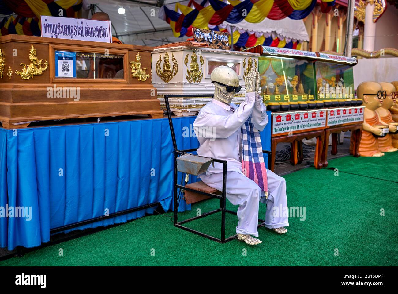 Squelette humain avec action motorisée pour exécuter l'accueil thaïlandais traditionnel connu sous le nom de Wai. Thaïlande Asie Du Sud-Est Banque D'Images