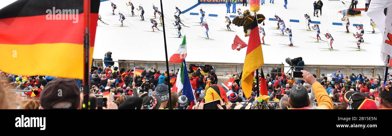 Antholz, Italie. 23 février 2020. Biathlon: Championnat du monde, démarrage de masse 12,5 km, femmes. Les athlètes courent sur la piste. Crédit: Hendrik Schmidt/Dpa/Alay Live News Banque D'Images