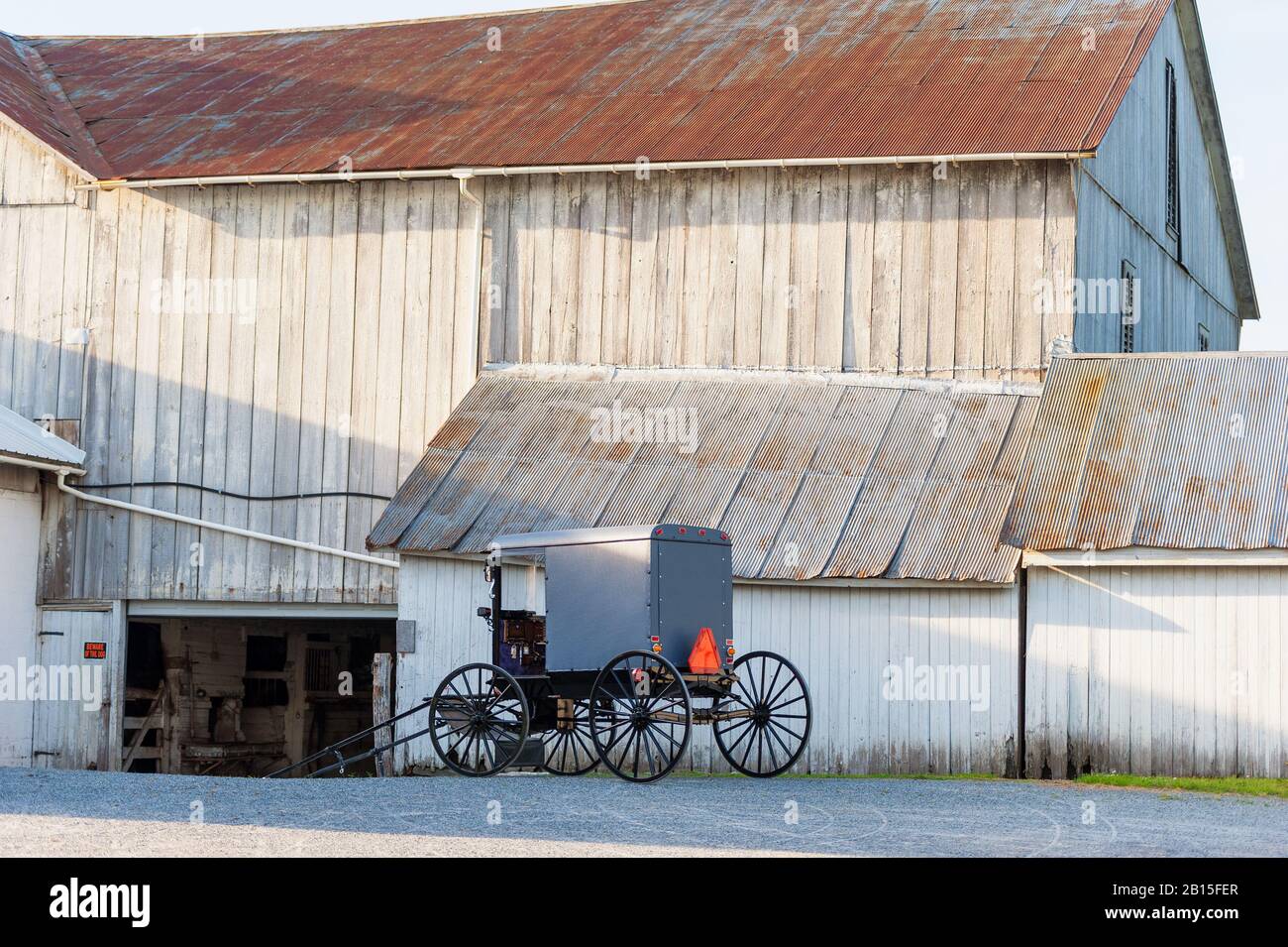 Amish Buggy devant la grange de Pennsylvanie, États-Unis Banque D'Images