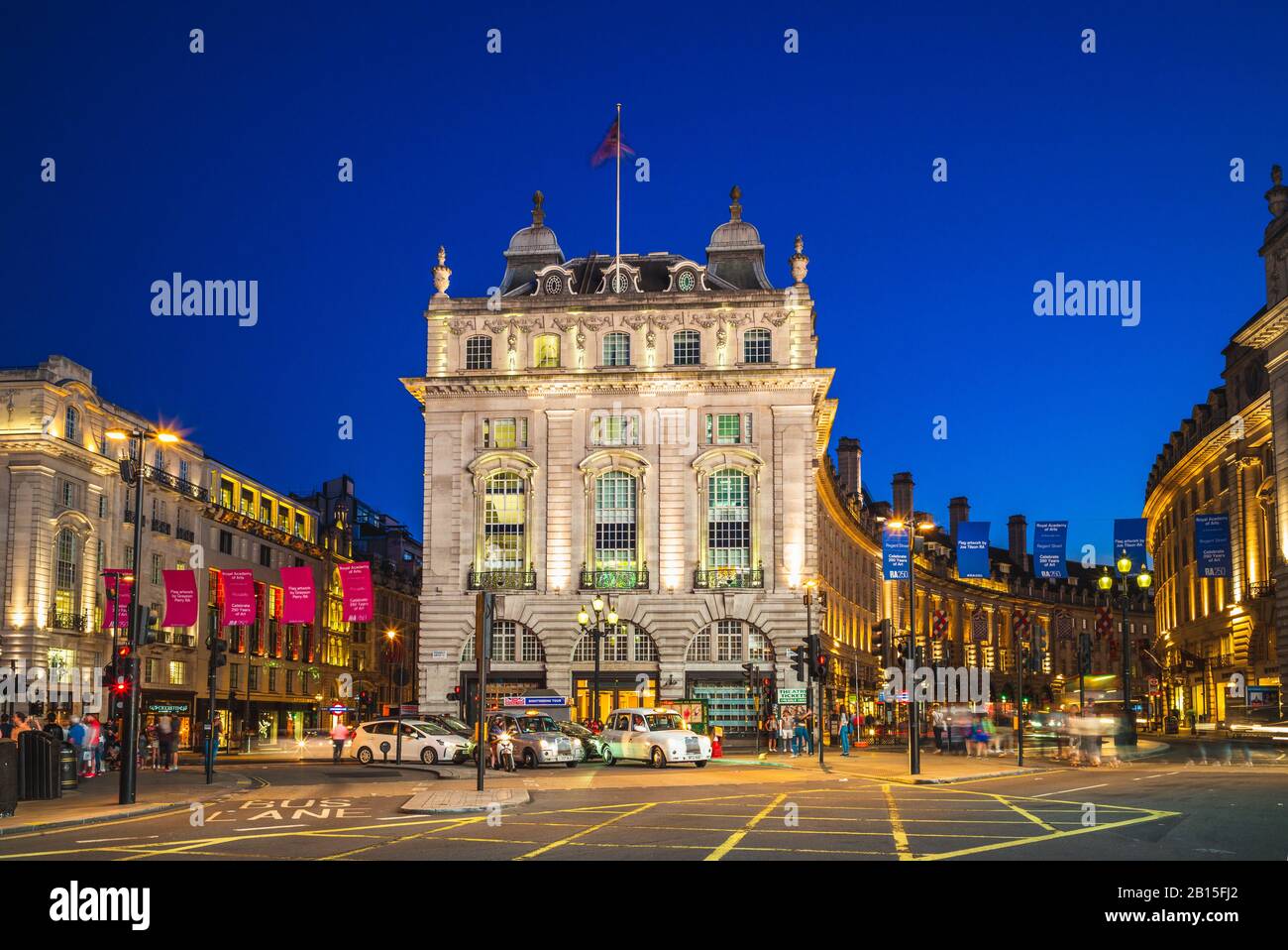 Londres, Royaume-Uni - 3 juillet 2018 : vue nocturne du cirque de piccadilly, jonction de route et espace public du West End de Londres dans la ville de Westminster. Banque D'Images