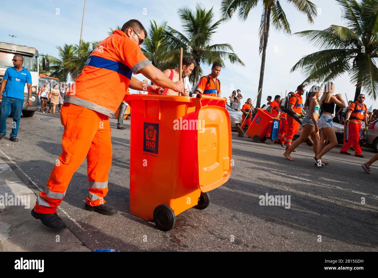 Rio DE JANEIRO - VERS FÉVRIER 2016 : un employé de COMLURB, l'agence municipale de nettoyage, nettoie les rues après un carnaval au coucher du soleil de bloco Banque D'Images