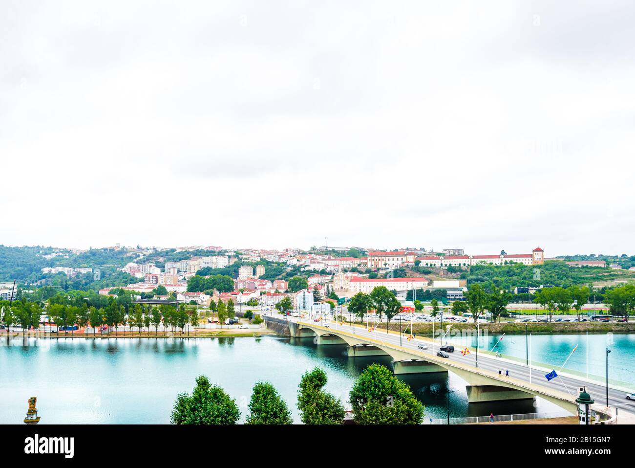 Vue sur la zone centrale, la rivière Mondego et le pont de Santa Clara de Coimbra, Portugal Banque D'Images