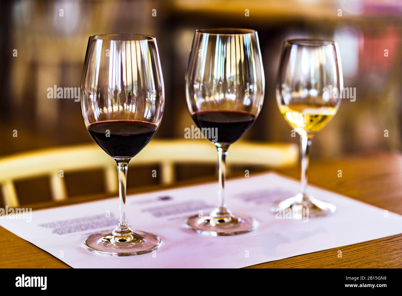 Vue sur la dégustation de vin blanc et rouge du port dans la salle de dégustation, Portugal Banque D'Images