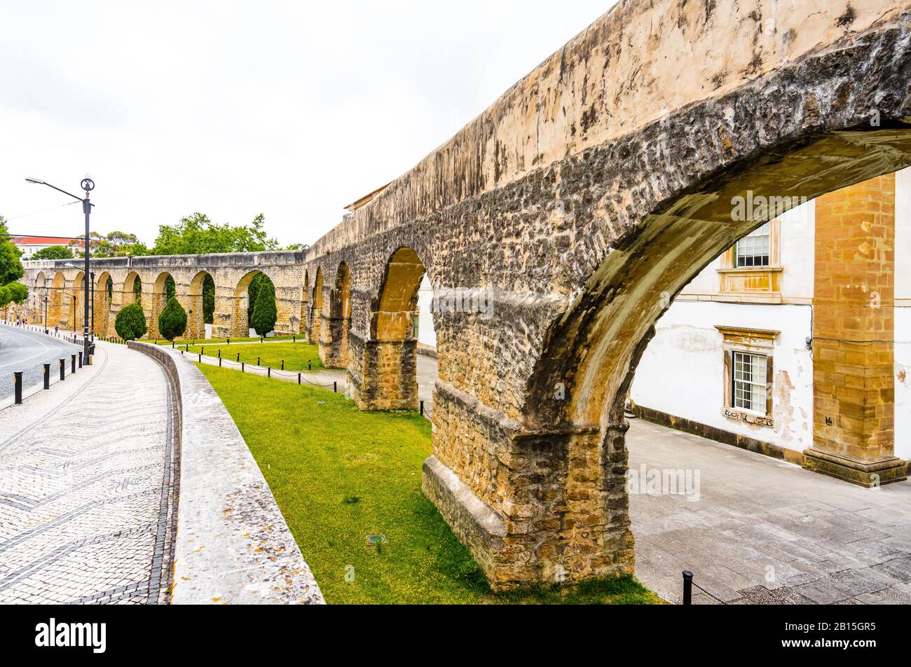 Vue sur l'aqueduc romain de Coimbra, Portugal Banque D'Images