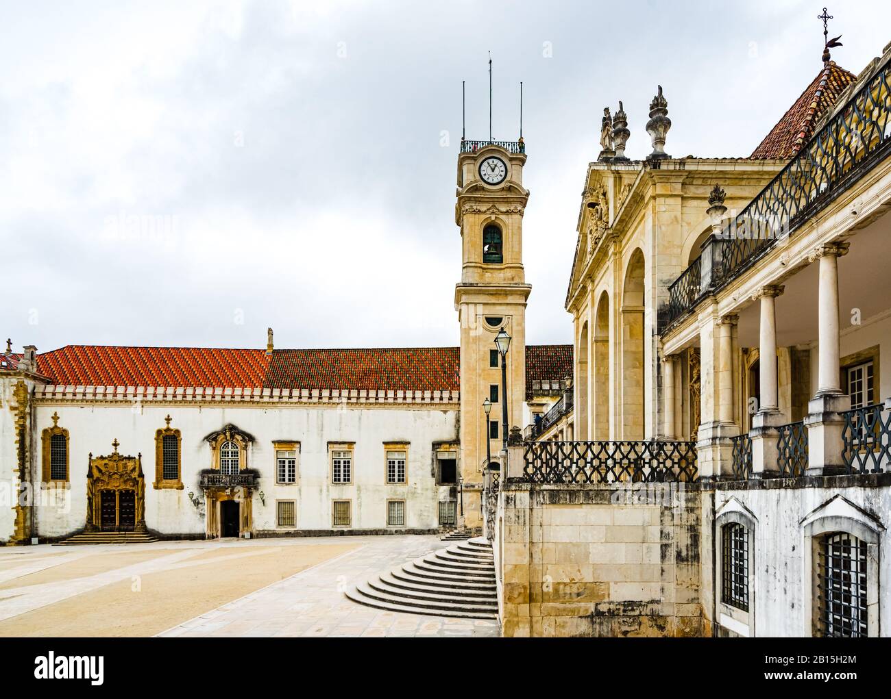 Vue sur les anciens bâtiments de l'Université de Coimbra, Portugal Banque D'Images