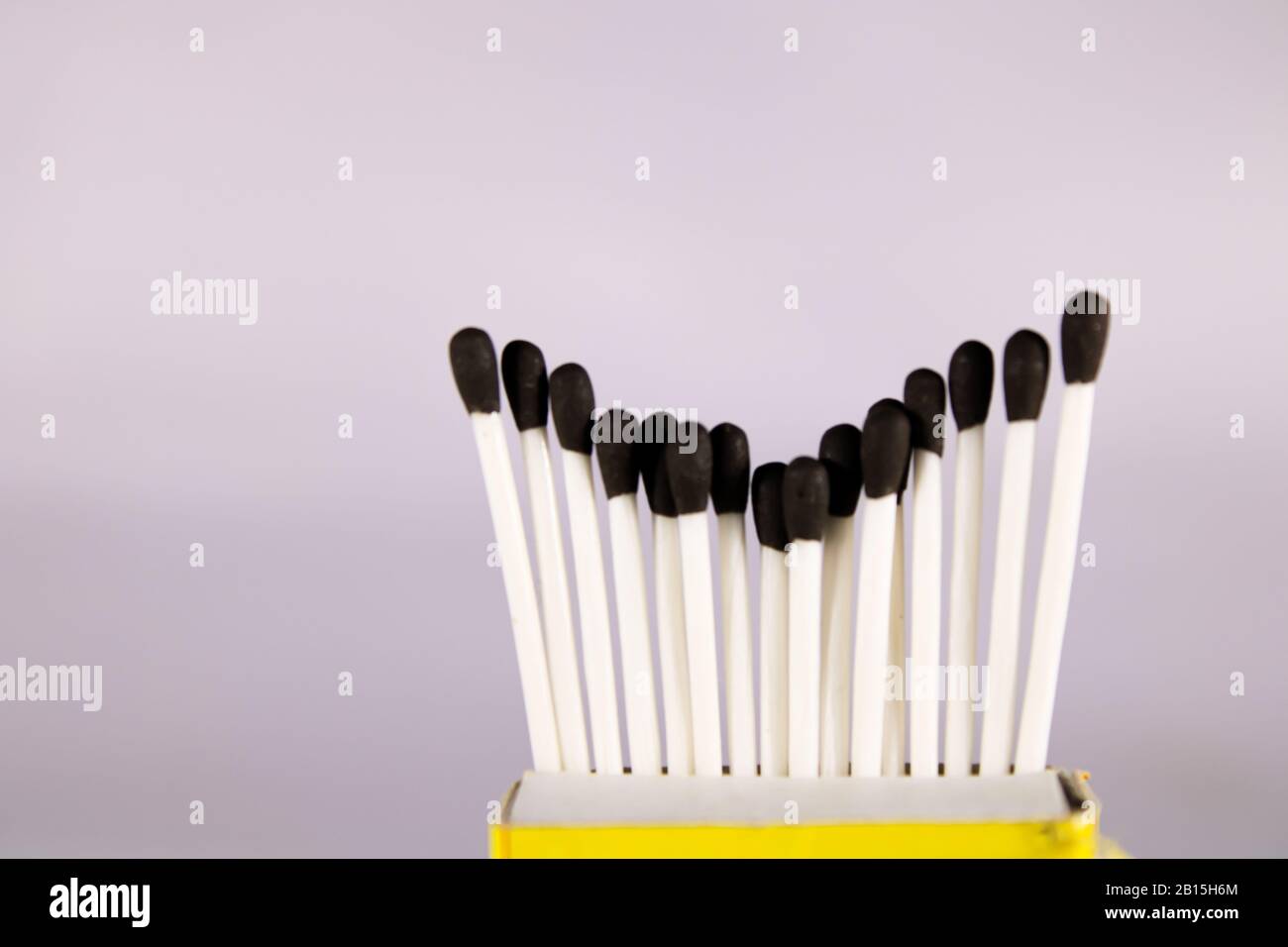 Un concept créatif d'une boîte de correspondance de cire avec bâton et tête noire Banque D'Images