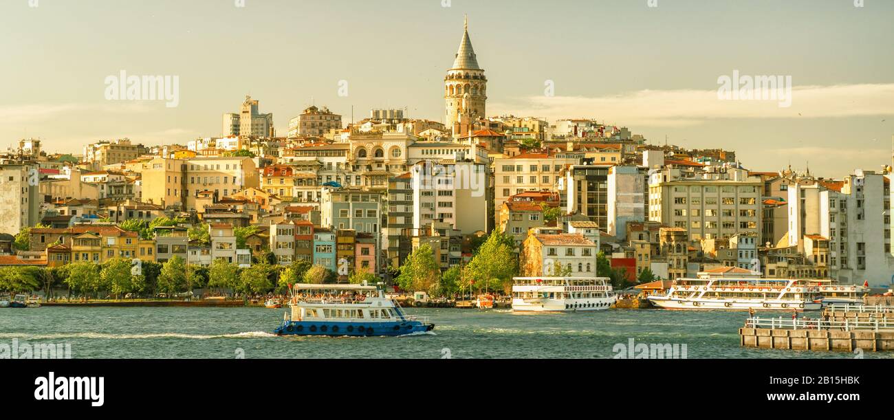 Bord de mer d'Istanbul, Turquie. Quartier de Beyoglu avec la vieille célèbre tour de Galata. Vue panoramique ensoleillée sur Istanbul depuis la Corne d'Or du golfe en été. Banque D'Images