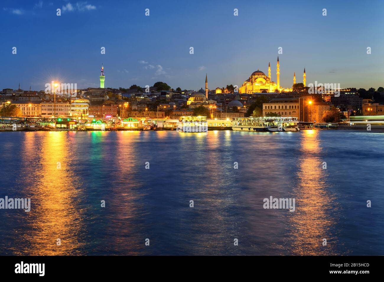 Le centre historique d'Istanbul la nuit, la Turquie. Vue depuis la Corne d'Or. Banque D'Images