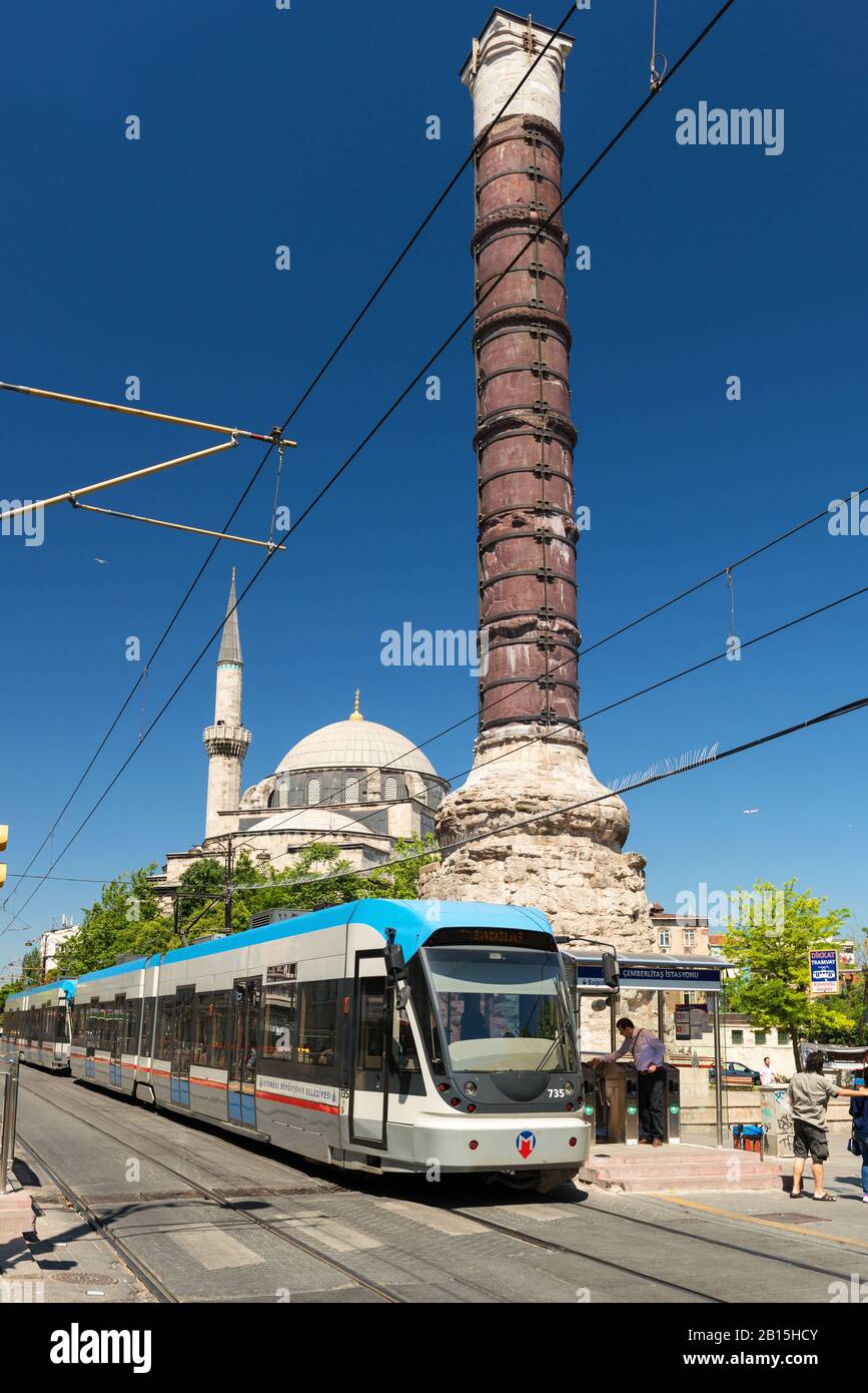 Istanbul - 26 MAI 2013 : un tramway moderne s'est arrêté dans la colonne de Constantine (colonne Brûlée) le 26 mai 2013 à Istanbul, en Turquie. Istanbul est un c moderne Banque D'Images