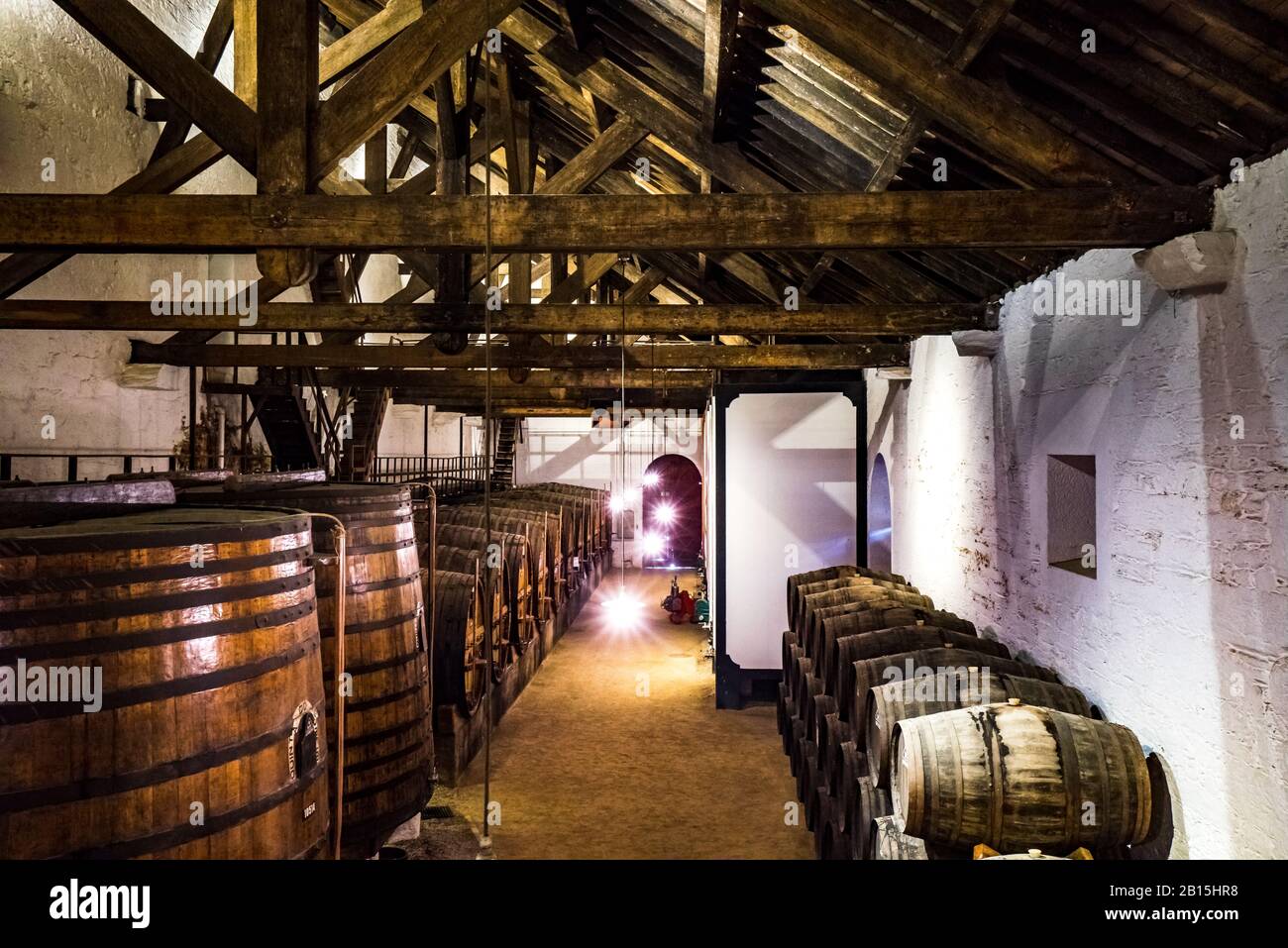 Vue sur la cave à vin utilisée pour l'âge du vin de Port à Port, Portugal Banque D'Images