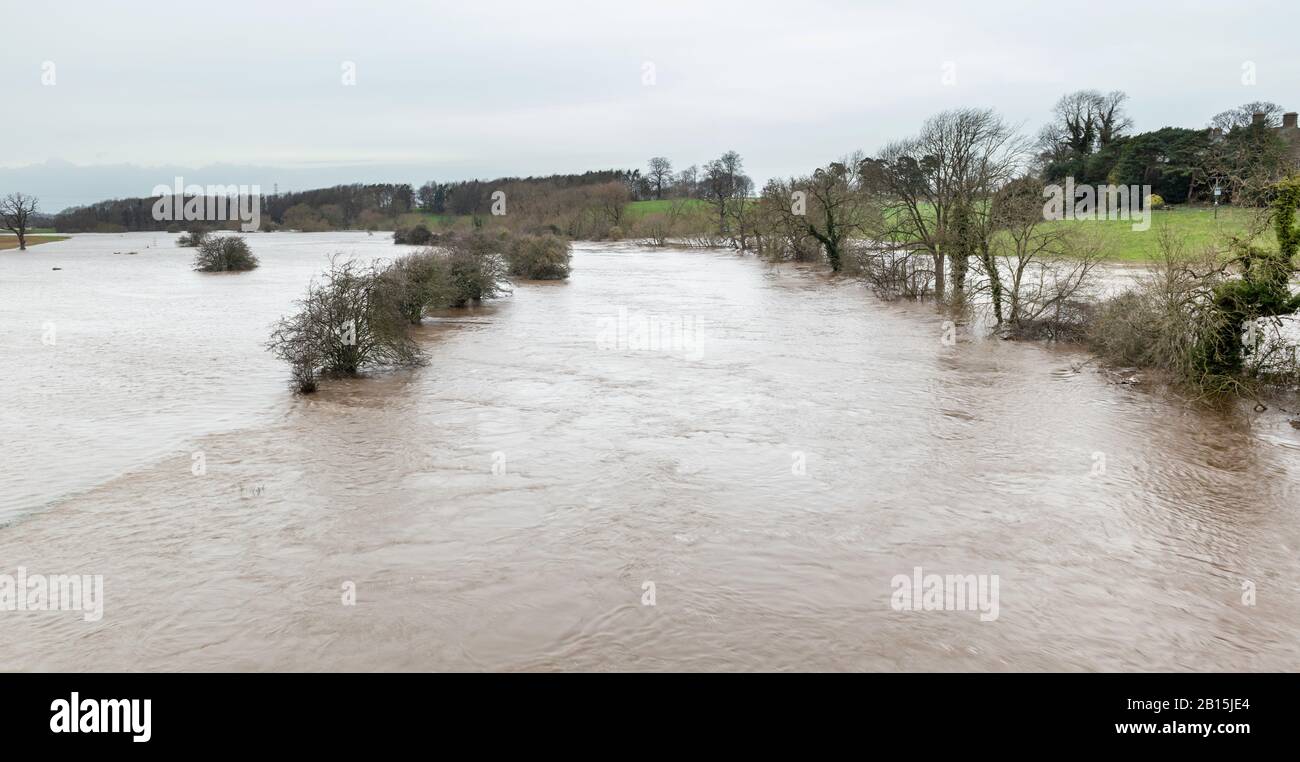 Inondations de la rivière Wharfe près de Tadcaster couvrant des prés du bord de la rivière après la tempête Dennis Banque D'Images