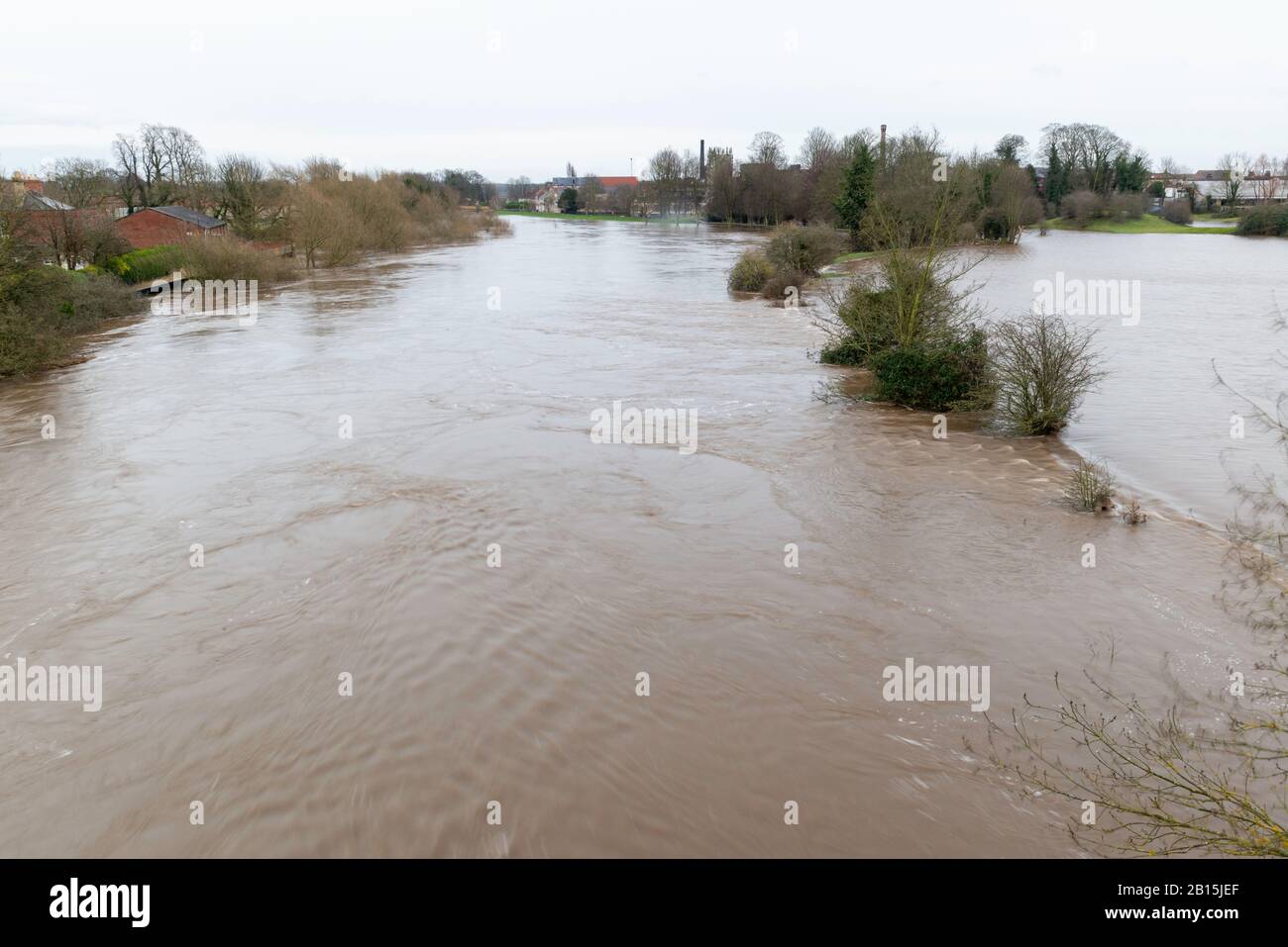 Inondations de la rivière Wharfe près de Tadcaster couvrant des prés du bord de la rivière après la tempête Dennis Banque D'Images