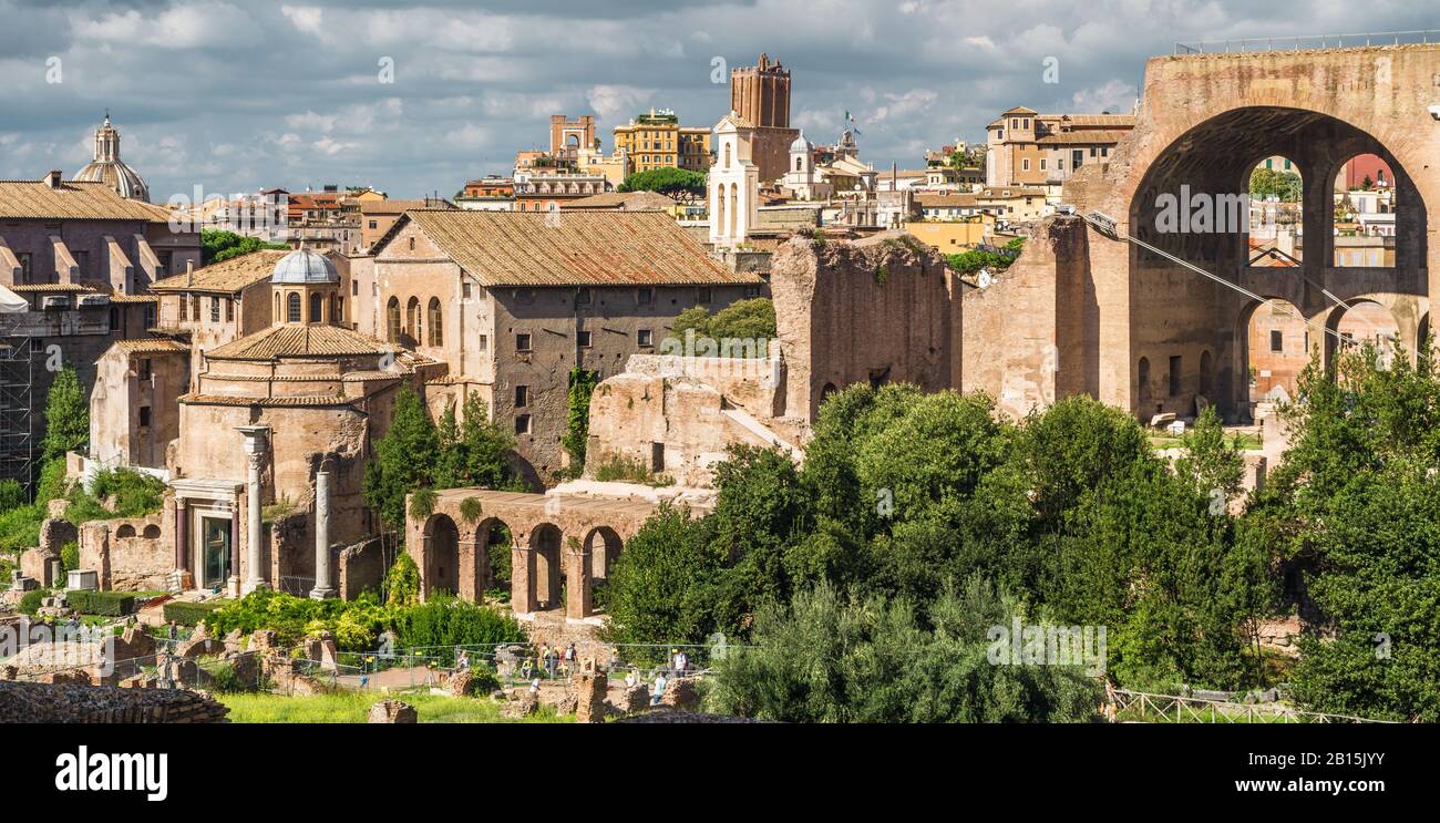 Vue Sur Le Forum Romain, Rome, Italie. Forum est une attraction touristique célèbre de Rome. Paysage avec ruines de la vieille ville de Rome. Panorama panoramique des vestiges Banque D'Images