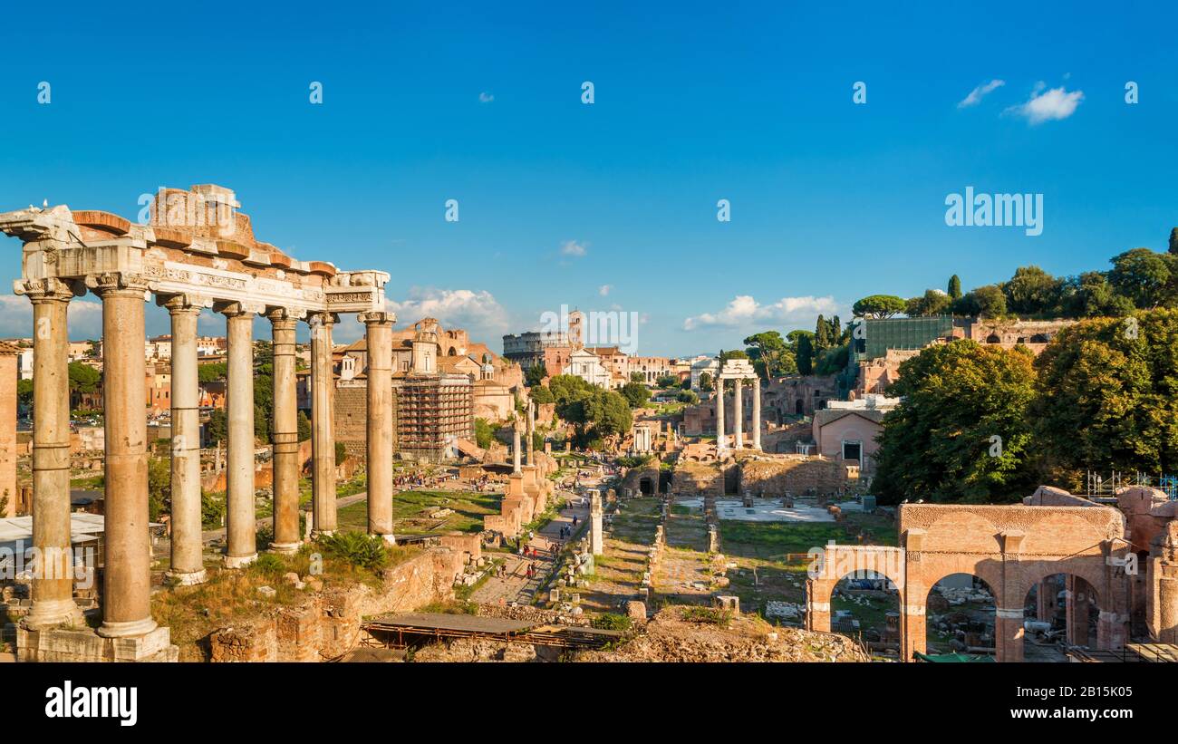 Vue panoramique sur le Forum romain de Rome, Italie. Forum romain est l'une des principales attractions touristiques d'Europe. Ruines pittoresques du Forum romain en somme Banque D'Images