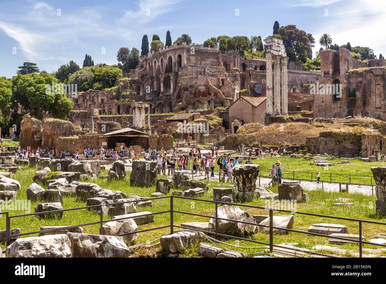 Rome - 10 MAI 2014 : ruines du Forum romain et du mont Palatin. Le Forum romain est un monument important de l'antiquité et est l'un des principaux sites touristiques Banque D'Images
