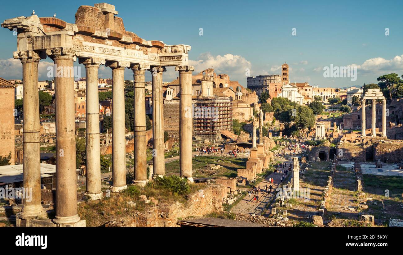 Vue panoramique sur le Forum romain de Rome, Italie. Forum romain est l'une des principales attractions touristiques d'Europe. Ruines pittoresques du Forum romain en somme Banque D'Images
