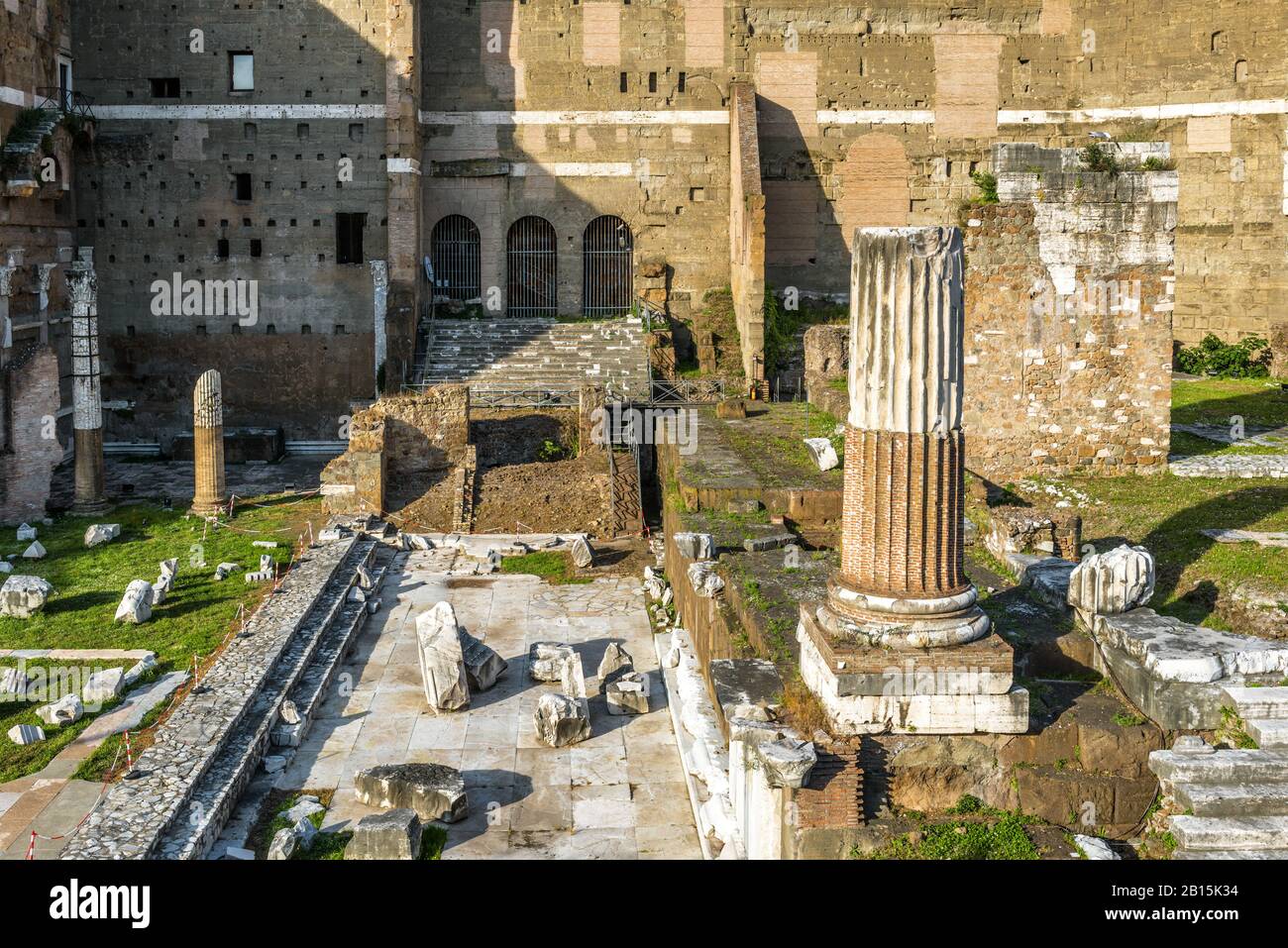 Forum d'Auguste en été, Rome, Italie. Ce forum est un point de repère de Rome. Vue vintage sur les ruines romaines anciennes dans le centre de Rome. Reste de l'arc Banque D'Images