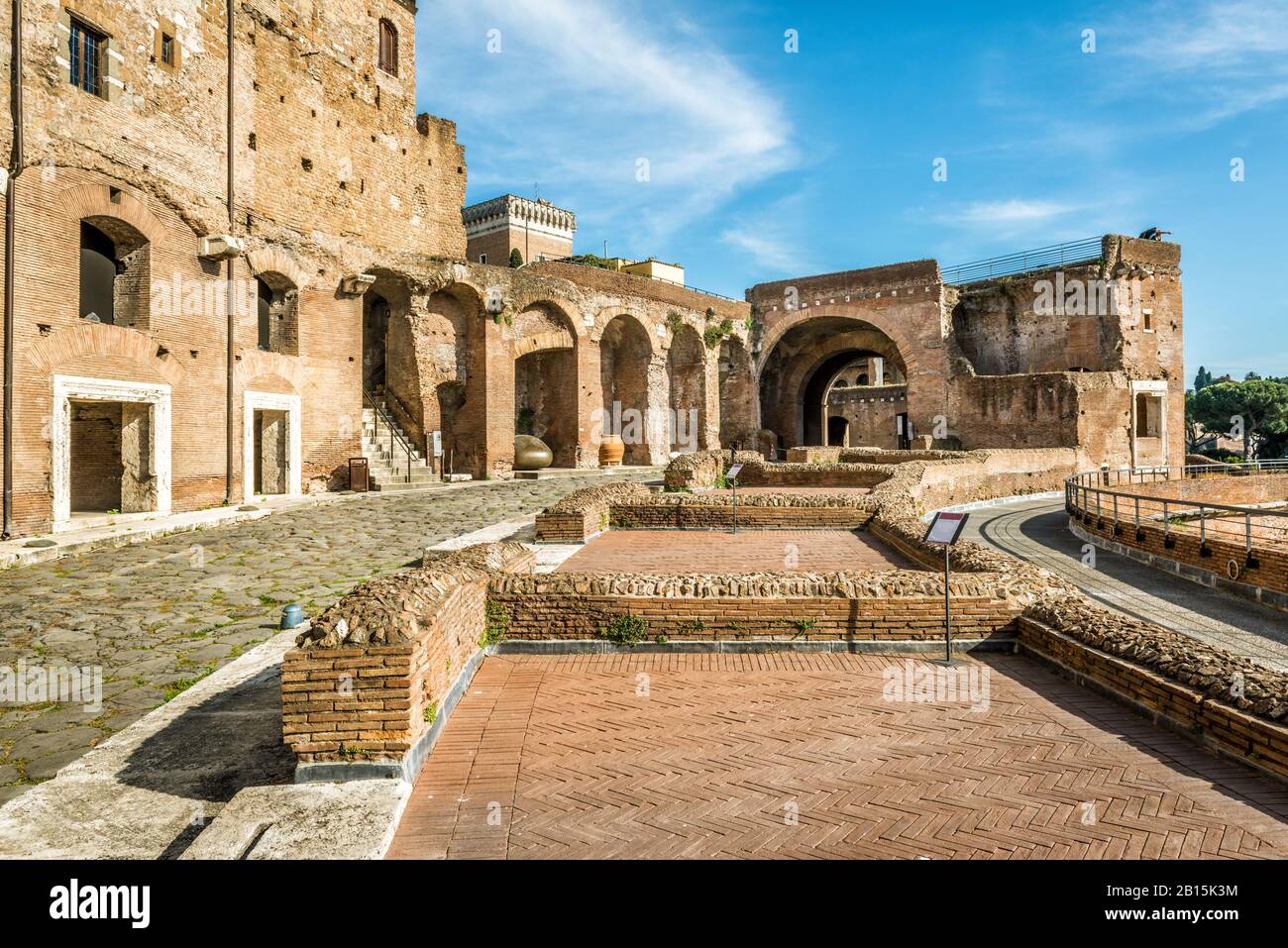 Ancien marché sur le Forum de Trajan, Rome, Italie. Le Forum de Trajan est un monument historique de Rome. Ruines de grands bâtiments de Rome antique en été. Reste d'ar Banque D'Images