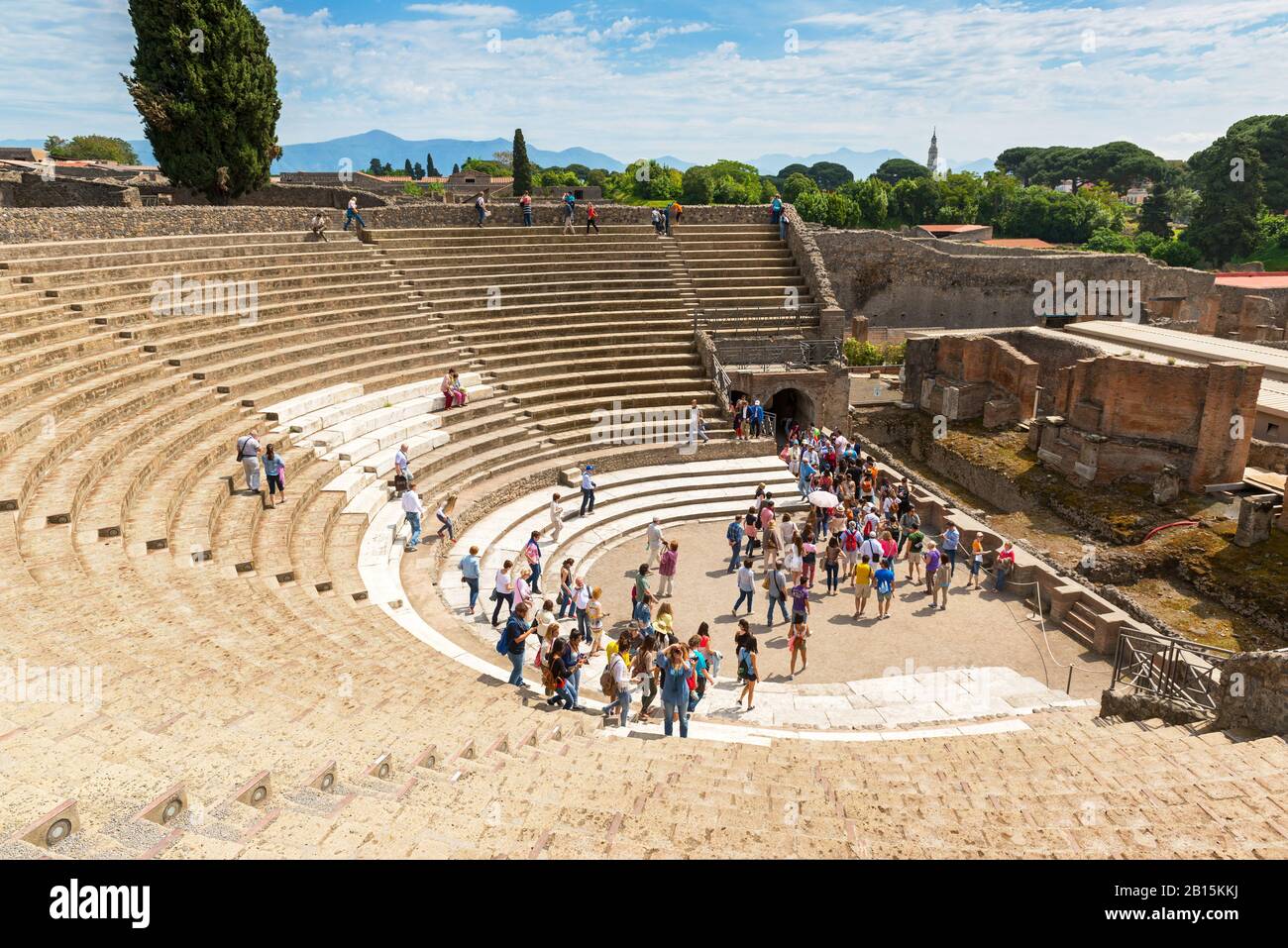 Pompéi, ITALIE - 13 MAI : les touristes visitent les ruines de l'amphithéâtre. Pompéi est une ancienne ville romaine décédée de l'éruption du Vésuve en 79 Banque D'Images