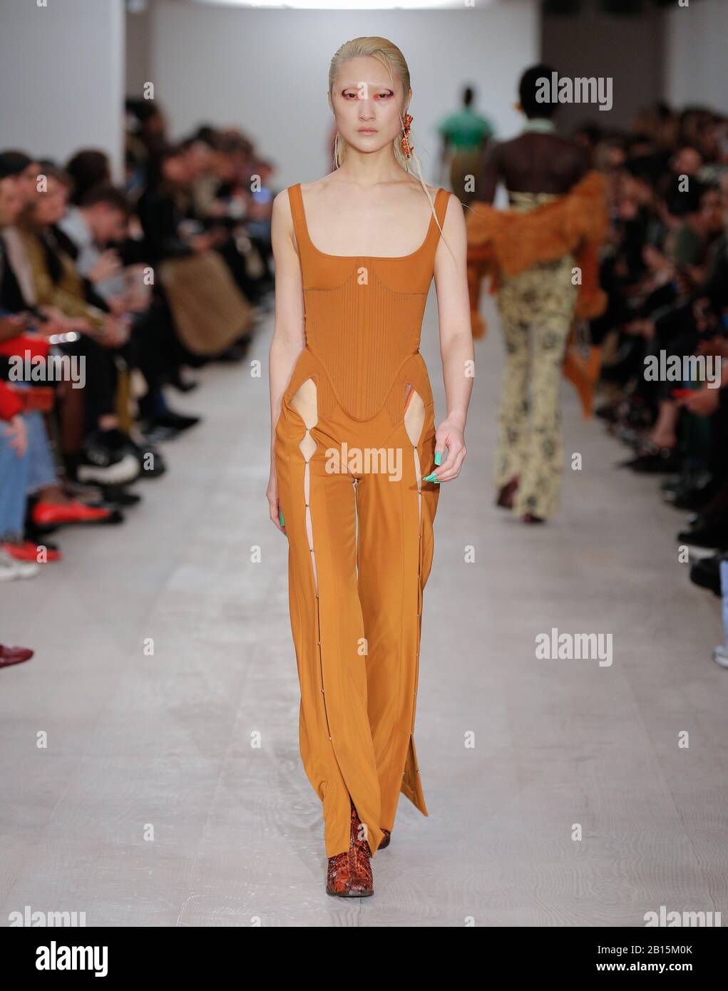 Charlotte Knowles creatrice de mode nouvelle collection de mode est la passerelle automne hiver 2020 pendant la semaine de la mode de Londres Photo Stock Alamy