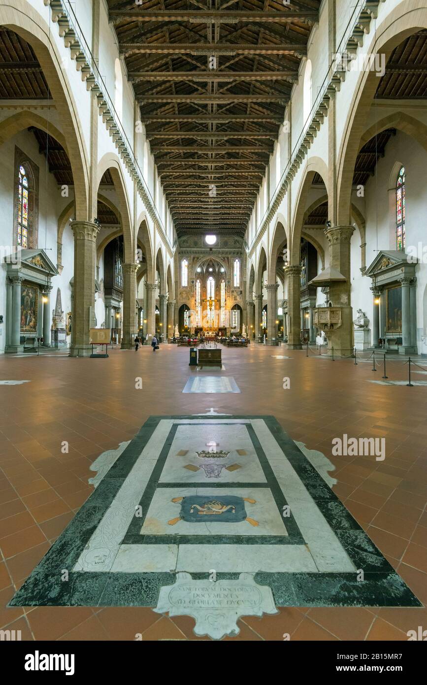 Florence, ITALIE - 11 MAI 2014 : l'intérieur de la basilique de Santa Croce (basilique de la Sainte-Croix), construite au XVe siècle. C'est l'un des th Banque D'Images Florence, ITALIE - 11 MAI 2014 : l'intérieur de la basilique de Santa Croce (basilique de la Sainte-Croix), construite au XVe siècle. C'est l'un des th Banque D'Images