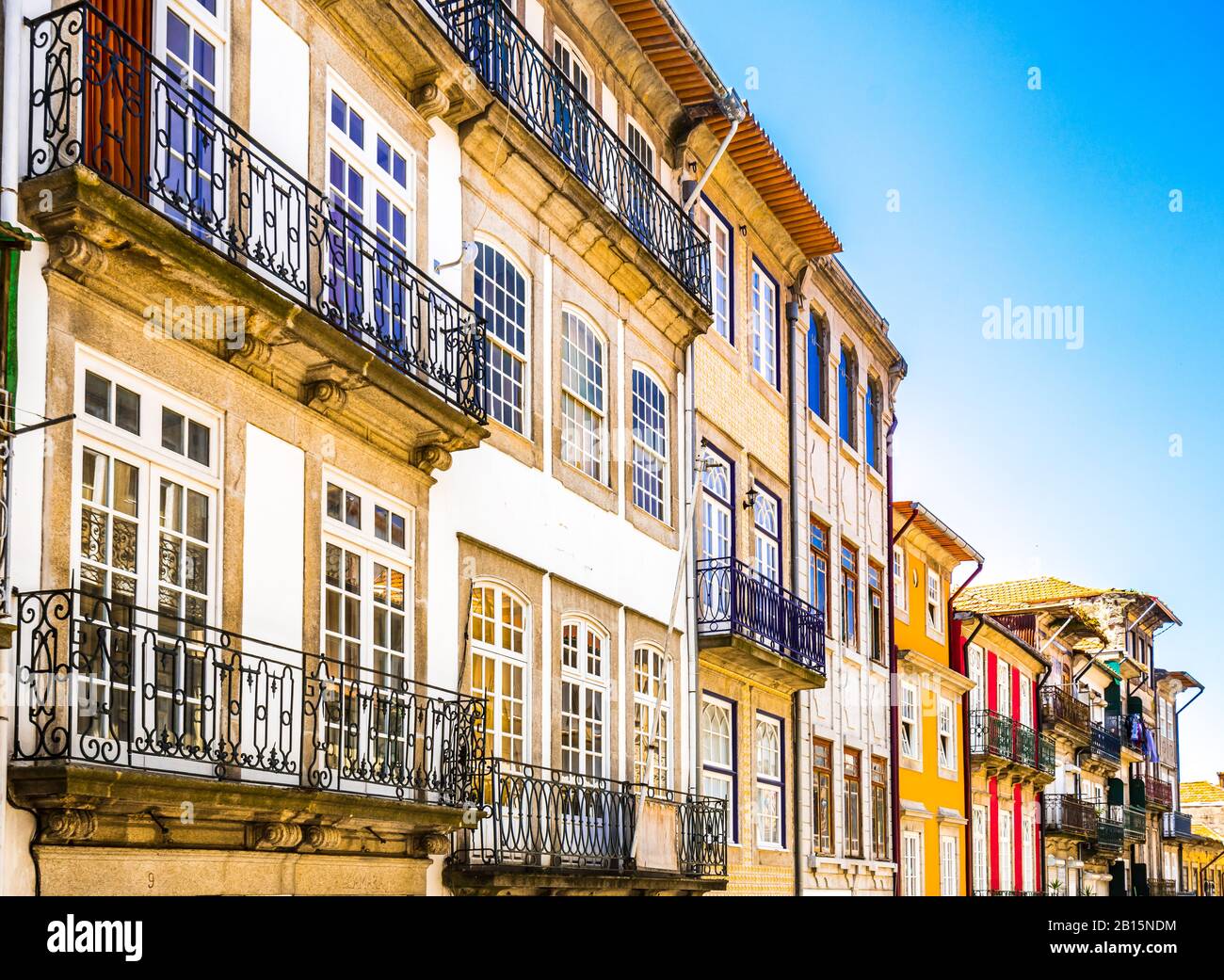 Vue sur les bâtiments historiques Colorés de la vieille ville de Porto, Portugal Banque D'Images
