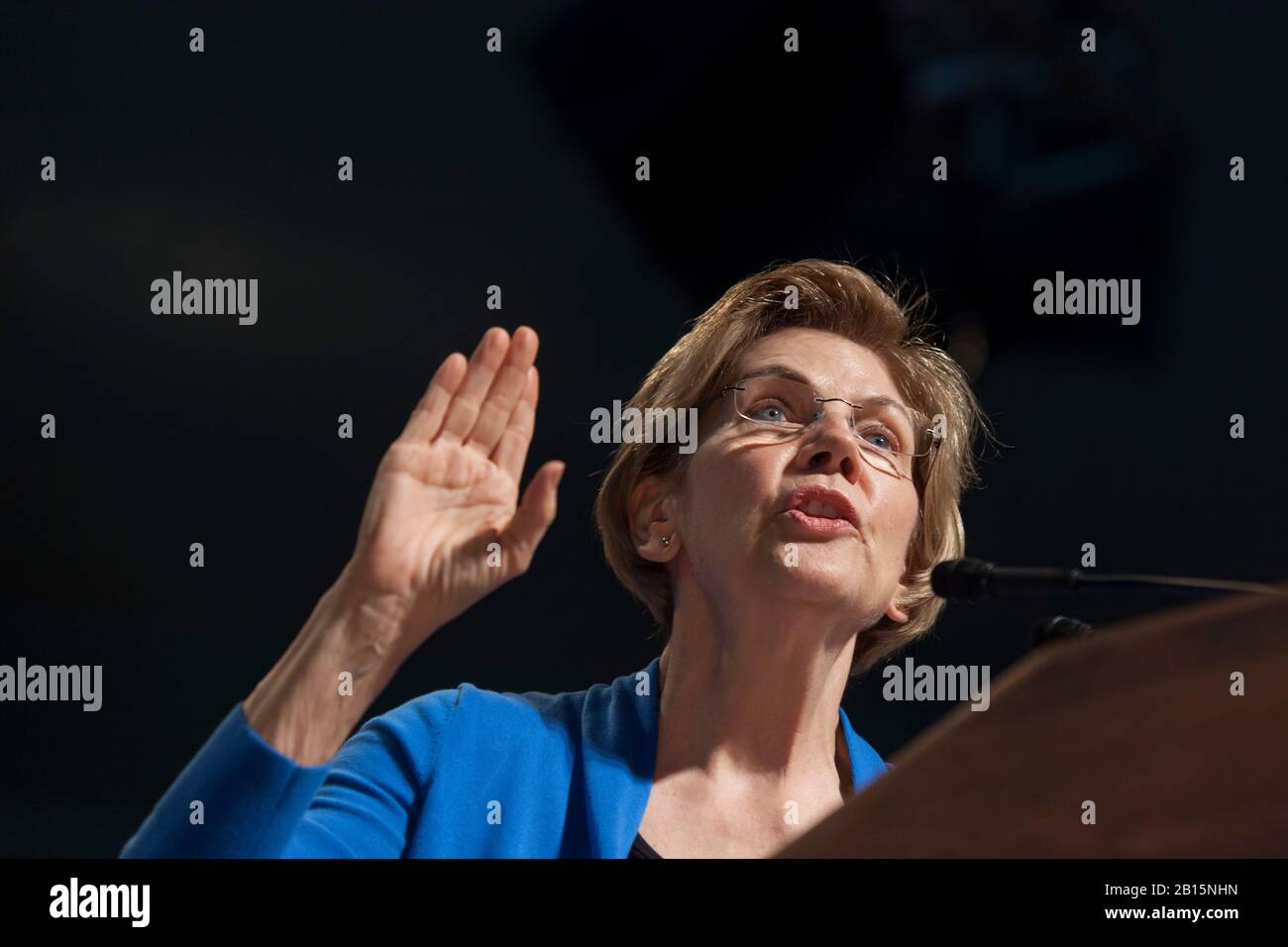Le sénateur Elizabeth Warren s'adresse aux partisans lors d'une mairie à Seattle, Washington, le samedi 22 février 2020. Banque D'Images