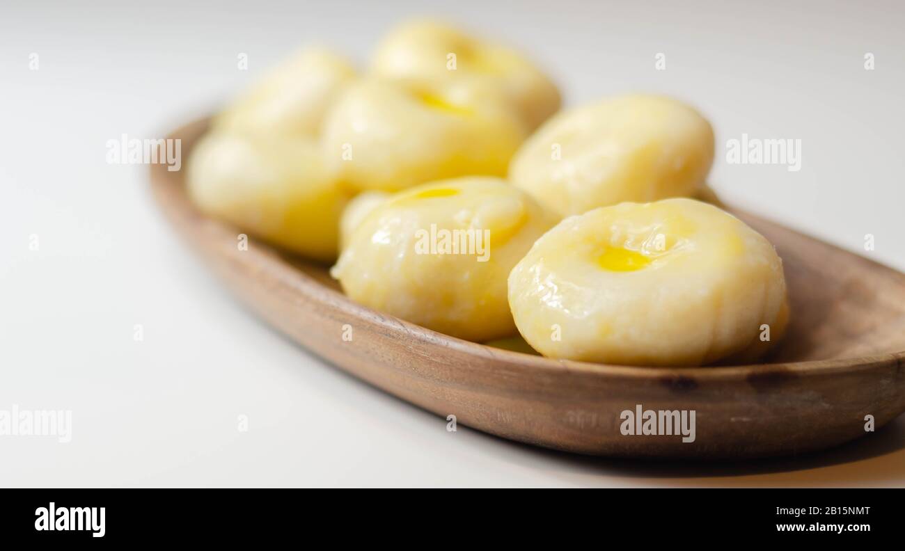 Boulettes silésiennes traditionnelles avec un trou, nouilles maison servies avec du beurre et de la cuisine polonaise Banque D'Images