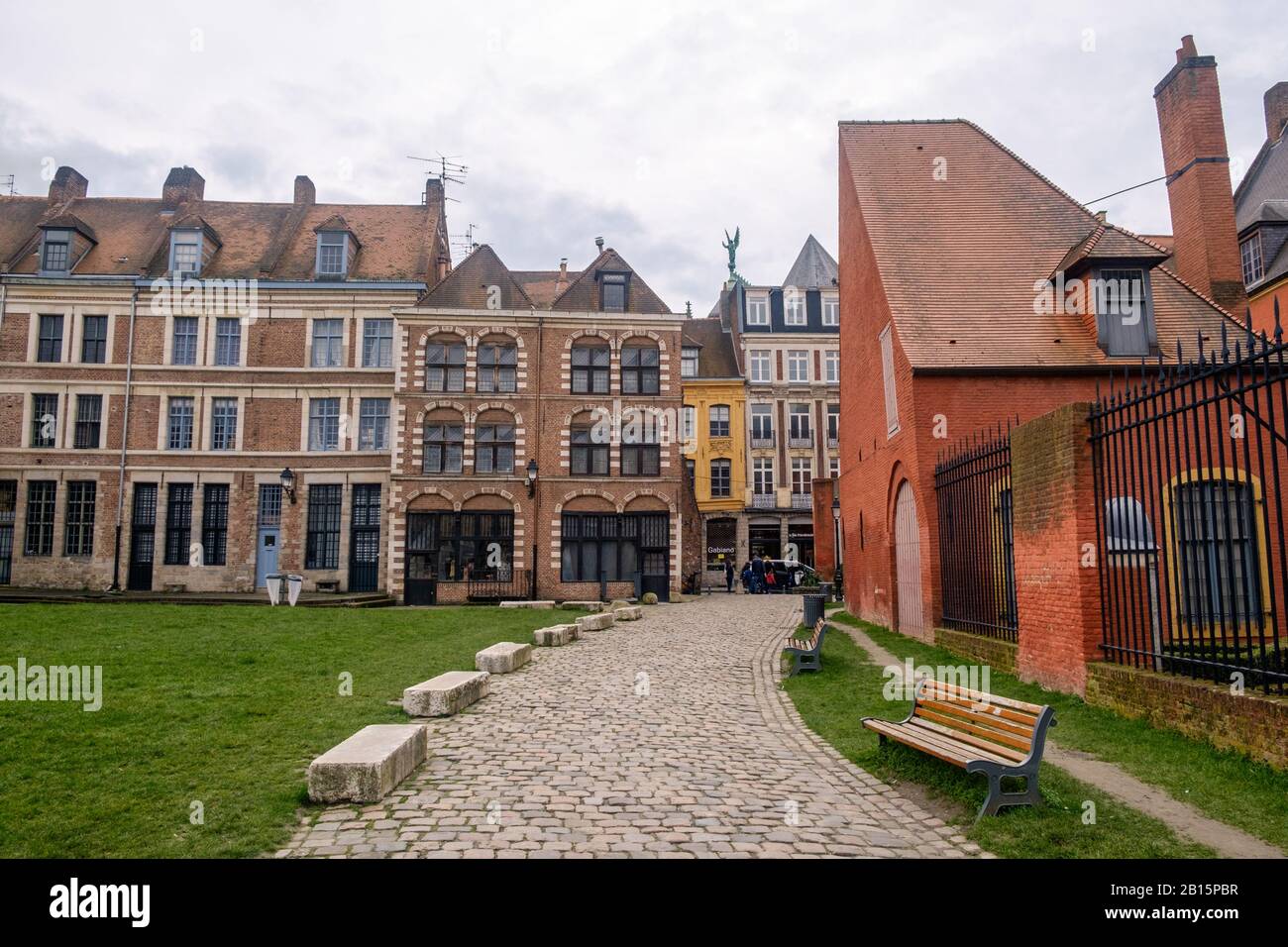 Le 'Ilôt Comtesse' est un petit jardin public à Lille. Il y a de jolies façades à l'avant. Sur la gauche, vous verrez le côté de l'Hospice Comtesse. Banque D'Images