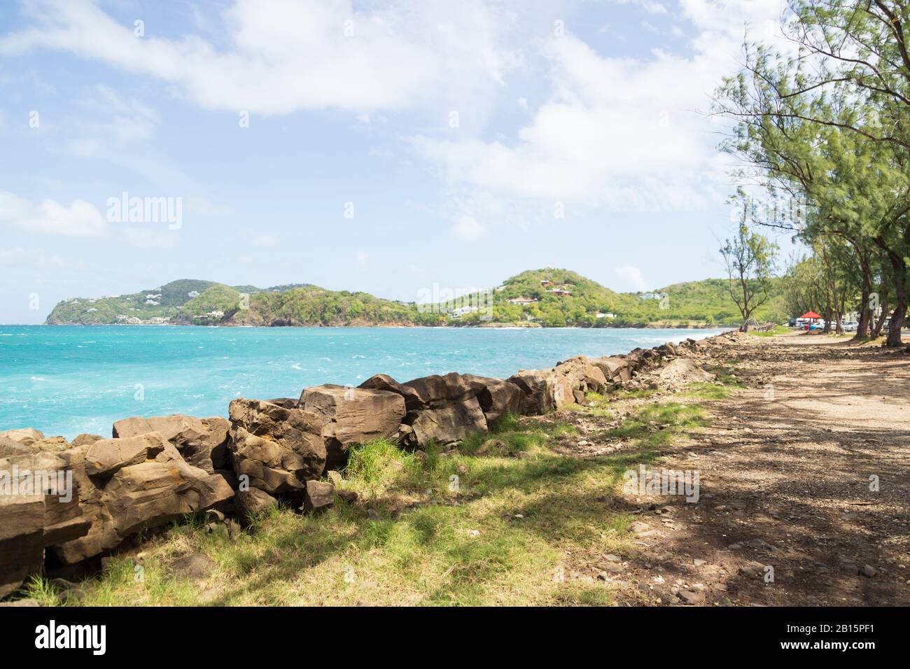 Paysage côtier à couper le souffle lors d'une journée lumineuse dans la Sainte-Lucie tropicale Banque D'Images