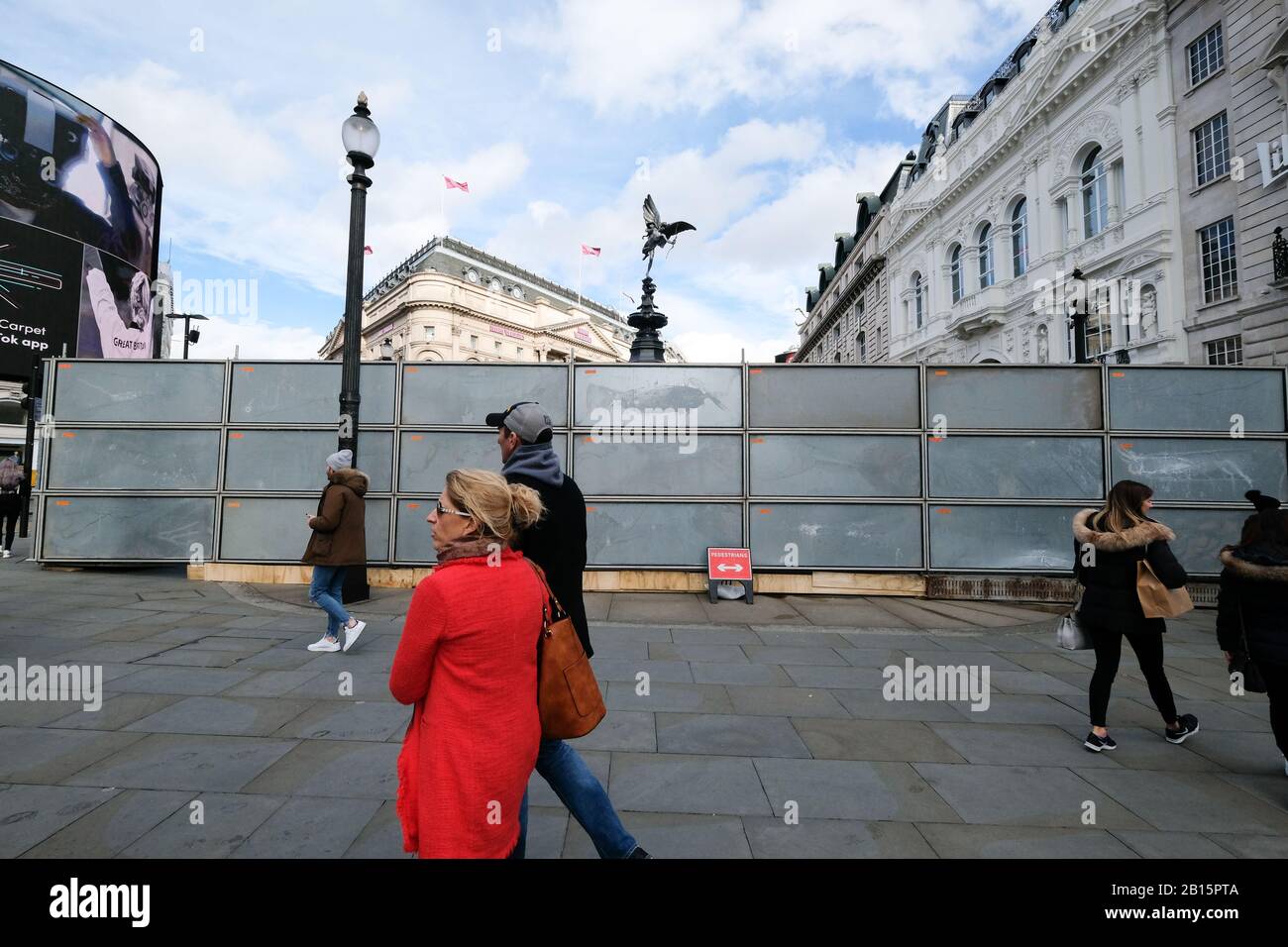 Piccadilly Circus, Londres, Royaume-Uni. 23 février 2020. La statue d'Eros et la fontaine de Piccadilly Circus sont entourées d'un mur en métal. Crédit: Matthew Chattle/Alay Live News Banque D'Images