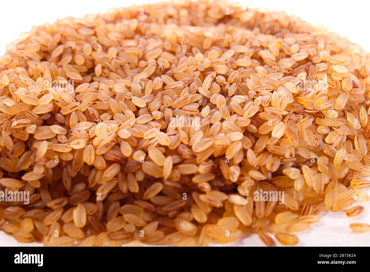 Gros plan riz devzira rouge avec fond blanc Banque D'Images