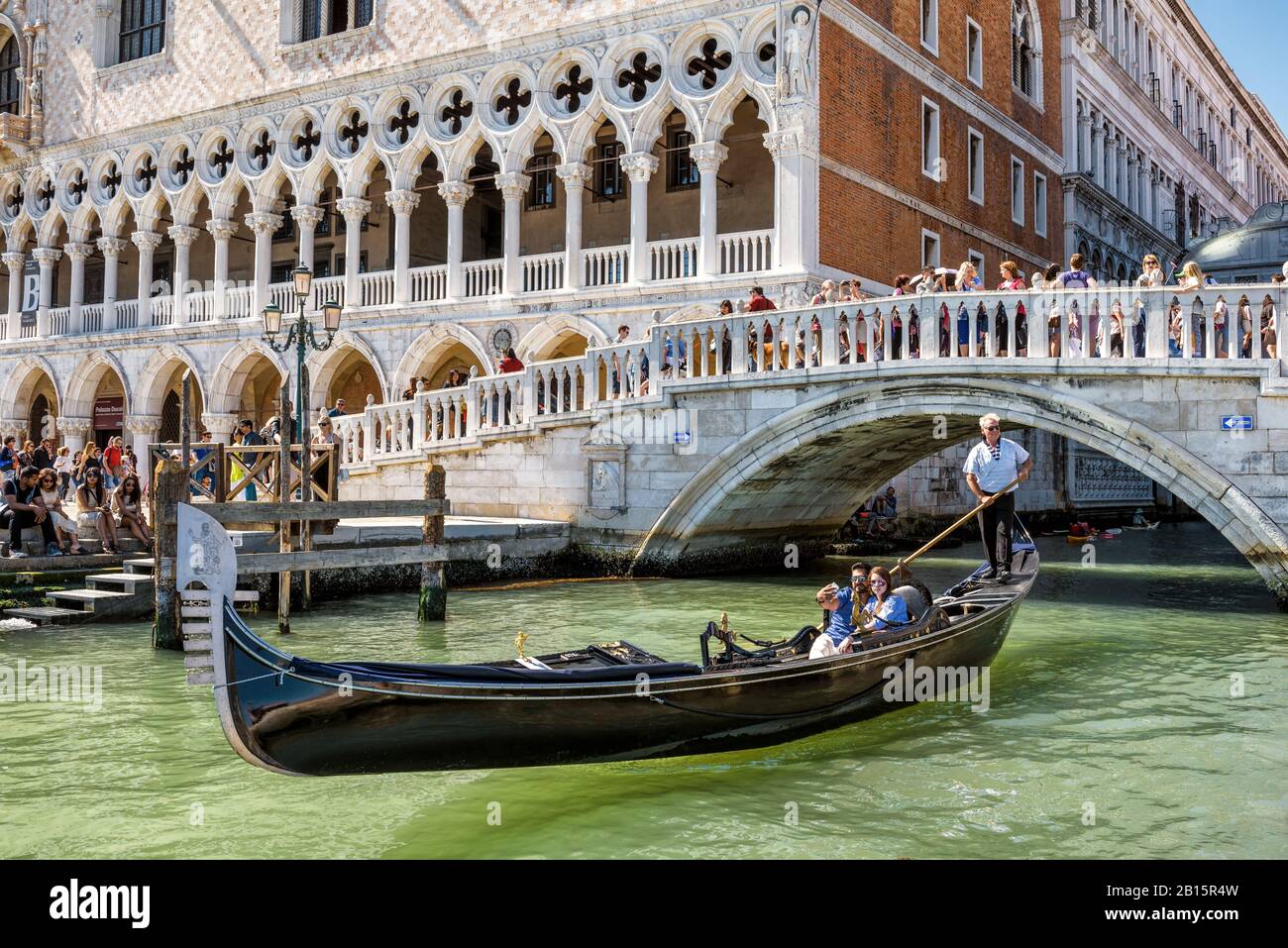 Venise, Italie - 21 mai 2017: La télécabine avec les touristes flotte près du célèbre Palais des Doges (Palazzo Ducale) sur la place St Marc. Palais des Doges i Banque D'Images