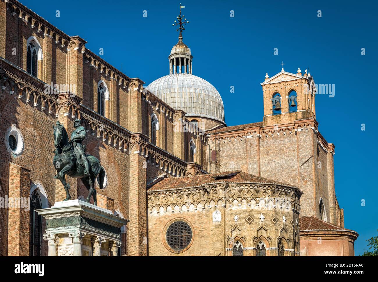 Basilique San Giovanni e Paolo en été, Venise, Italie. C'est l'une des principales attractions touristiques de Venise. Architecture historique de Venise en s. Banque D'Images