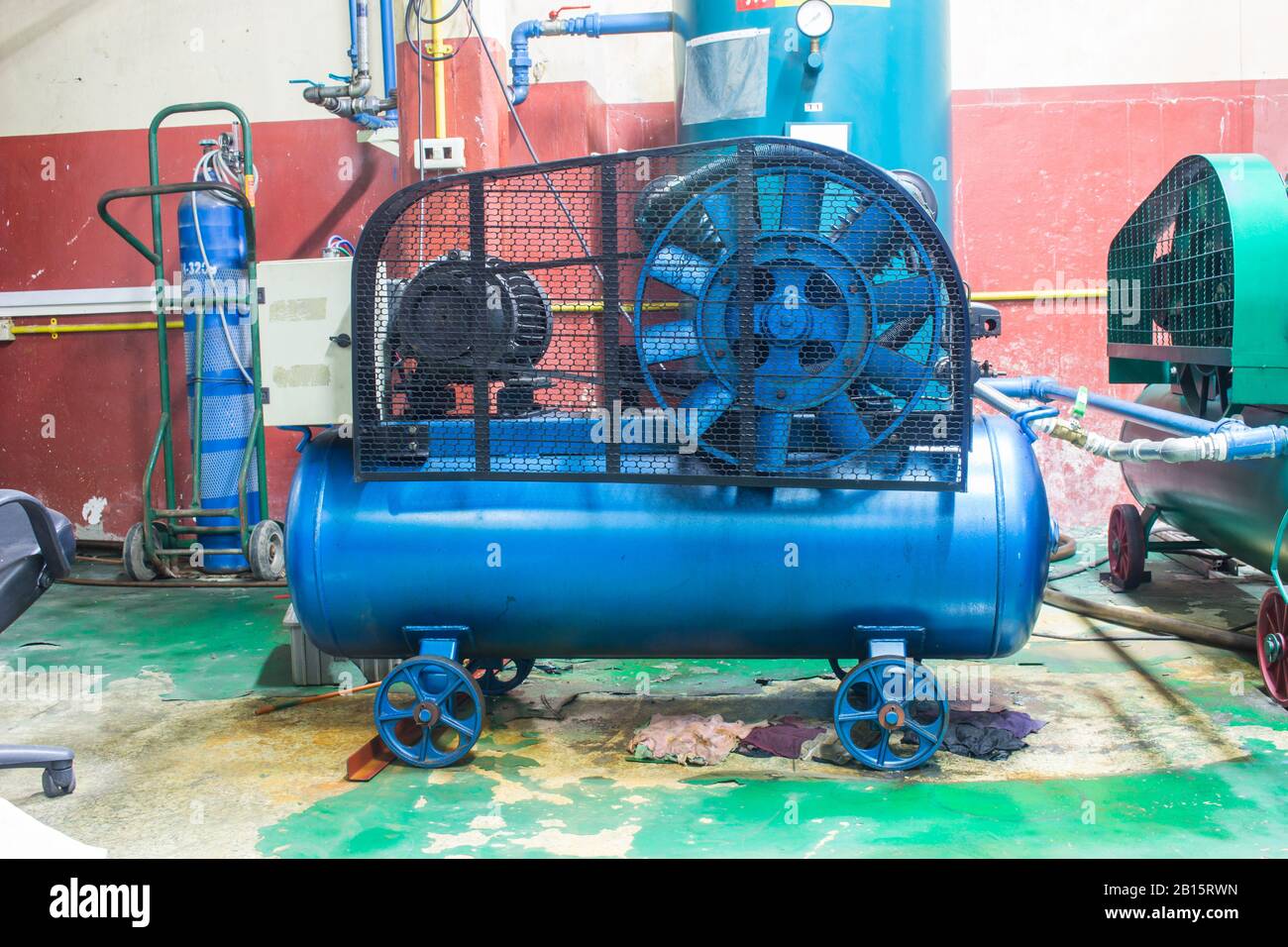 Compresseur d'air. Équipement pour la création d'air sous pression. Banque D'Images