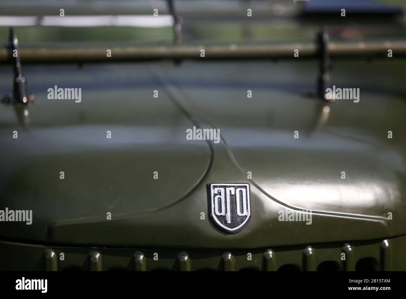 Bucarest, Roumanie - 5 mai 2019: Détails avec le logo d'une voiture militaire roumaine vintage ARO. Banque D'Images