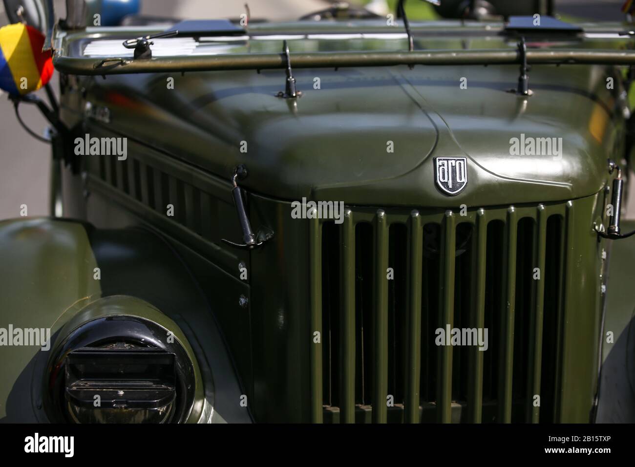 Bucarest, Roumanie - 5 mai 2019: Détails avec le logo d'une voiture militaire roumaine vintage ARO. Banque D'Images
