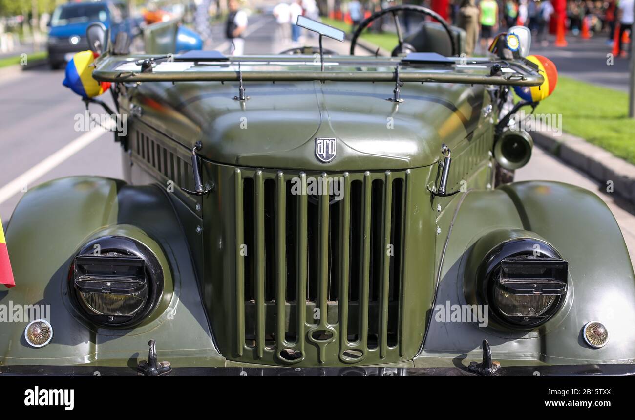 Bucarest, Roumanie - 5 mai 2019: Détails avec le logo d'une voiture militaire roumaine vintage ARO. Banque D'Images