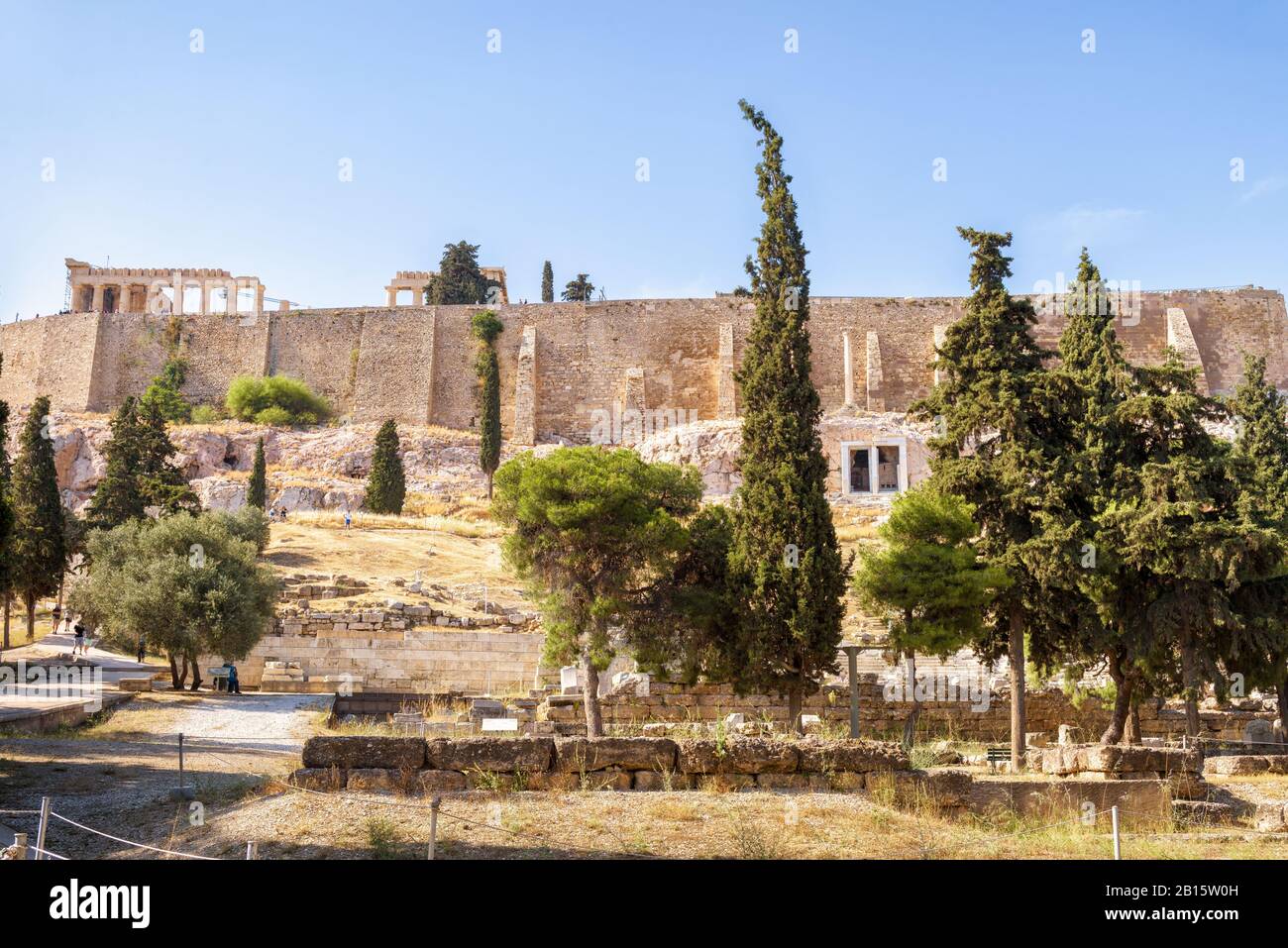 Vue panoramique sur la colline de l'Acropole à Athènes, Grèce. La célèbre Acropole est la principale attraction touristique d'Athènes. Panorama panoramique de l'Acropole avec un Banque D'Images